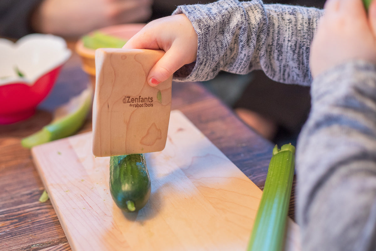 L’ensemble couteau et planche à découper en bois pour  enfant
