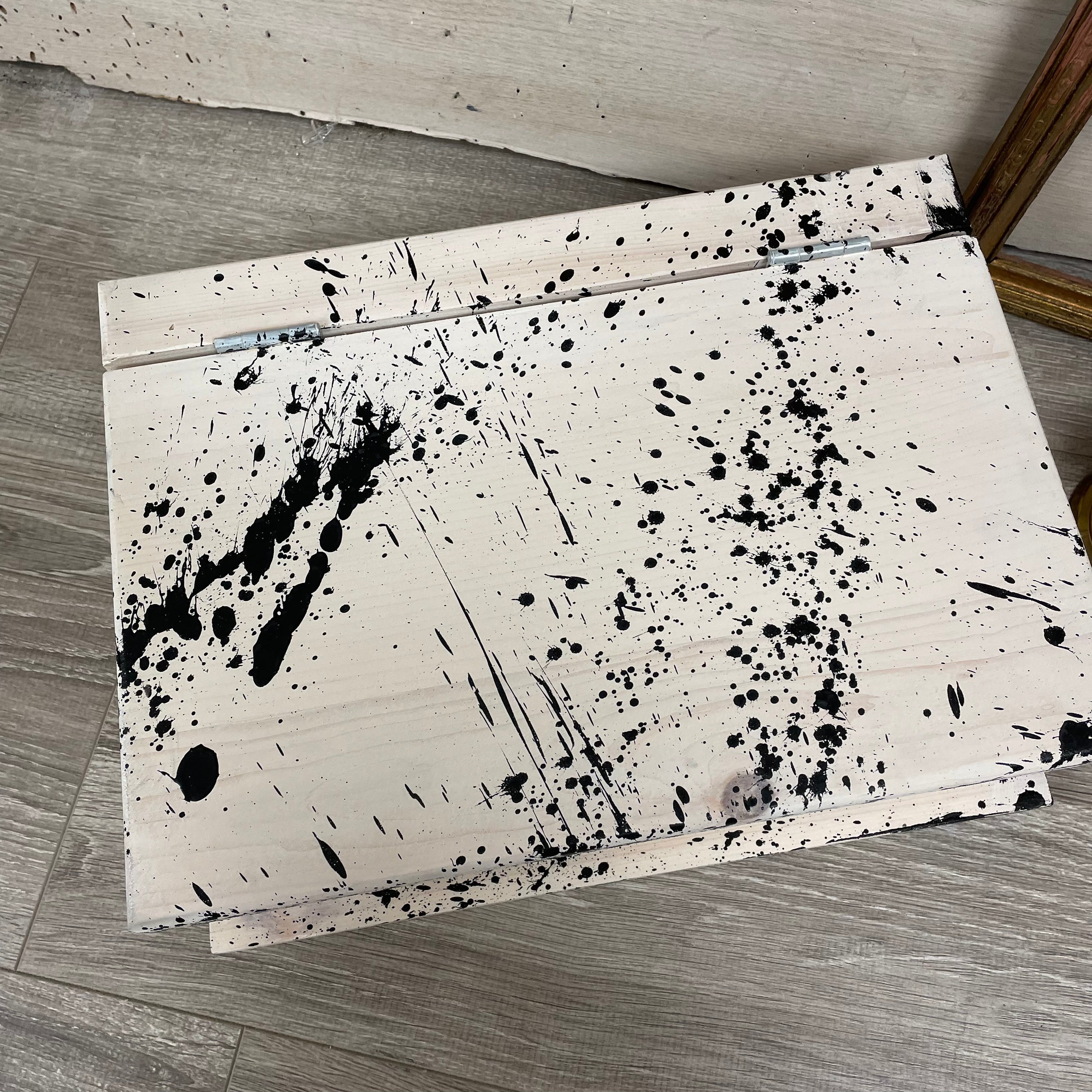 Petit coffre en bois (modèle livre abstrait noir et blanc)