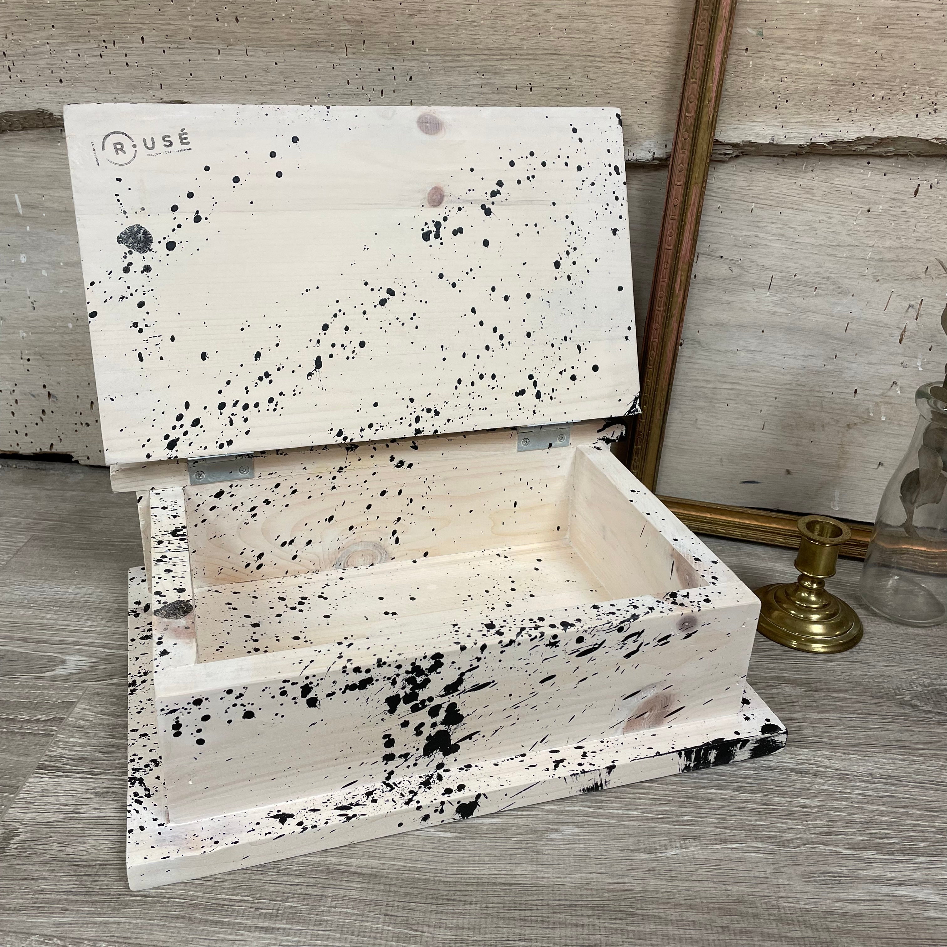 Petit coffre en bois (modèle livre abstrait noir et blanc)