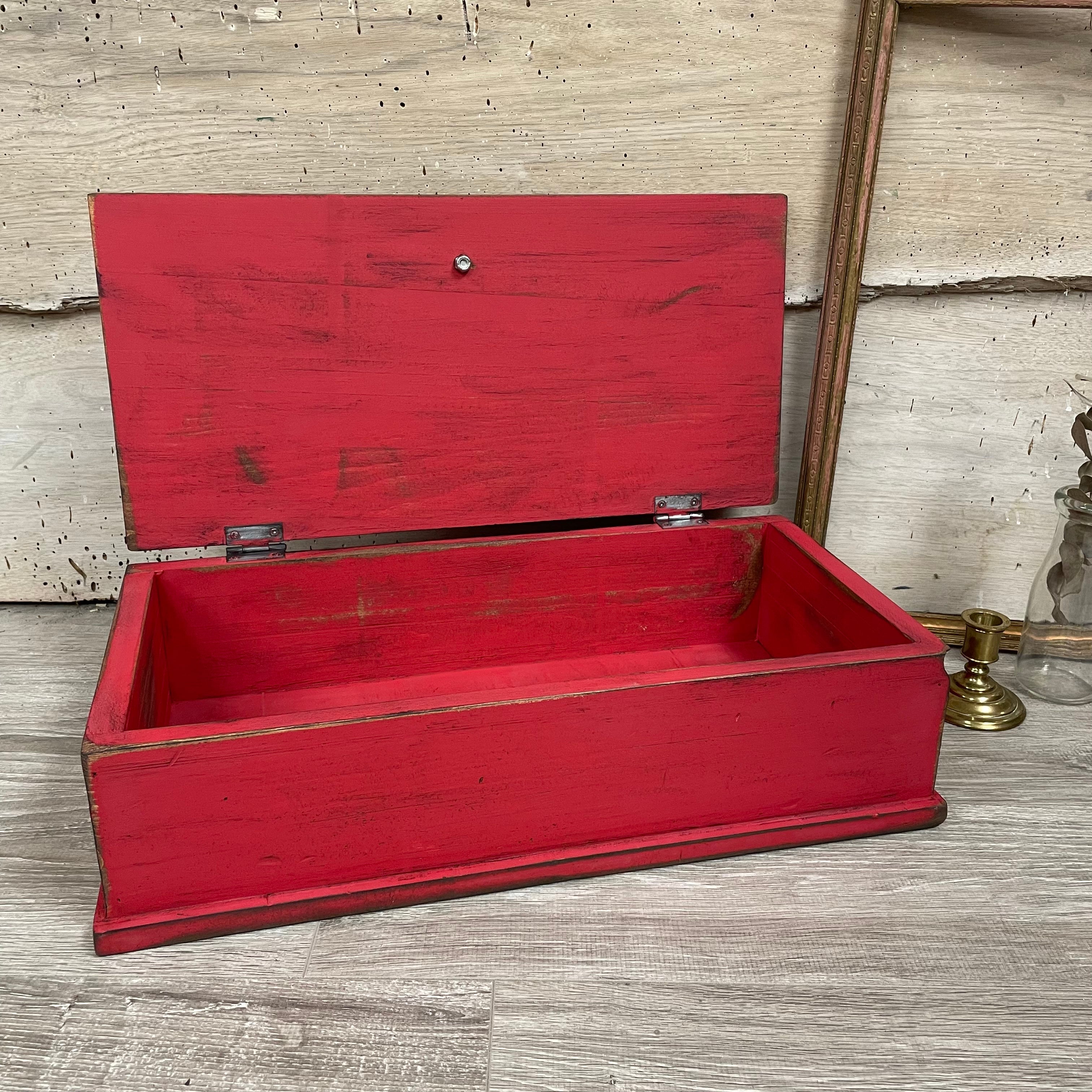 Petit coffre en bois rouge