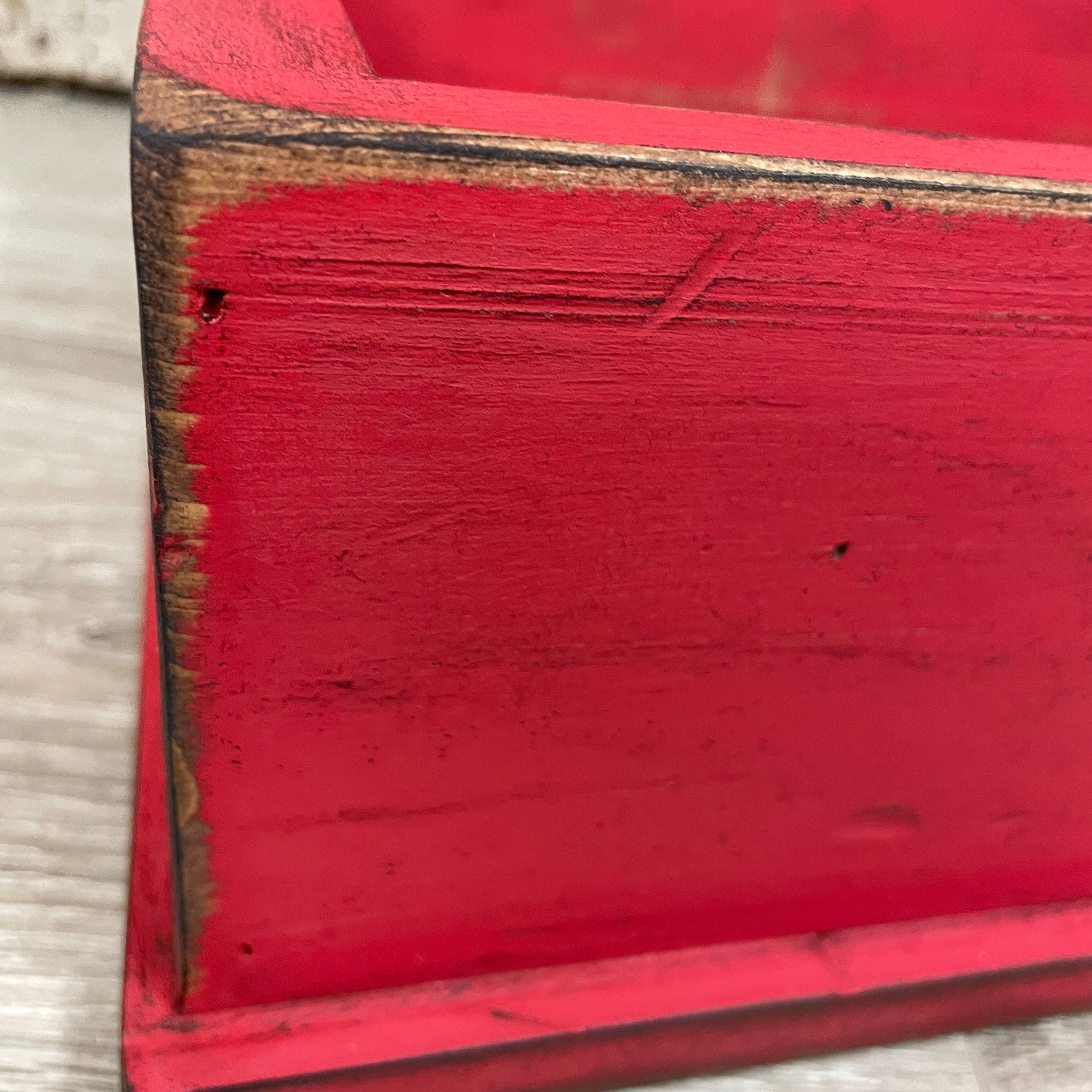 Petit coffre en bois rouge