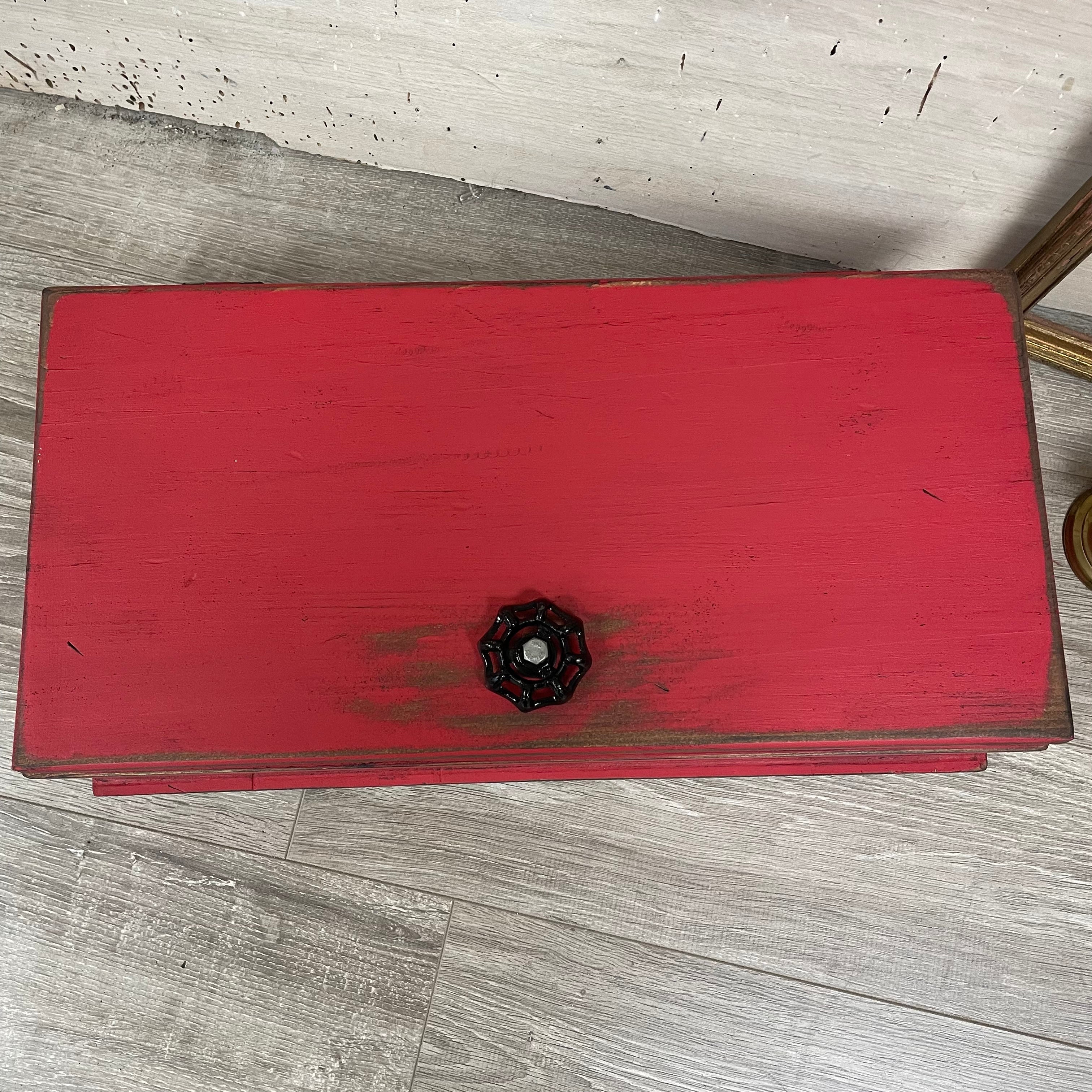 Petit coffre en bois rouge