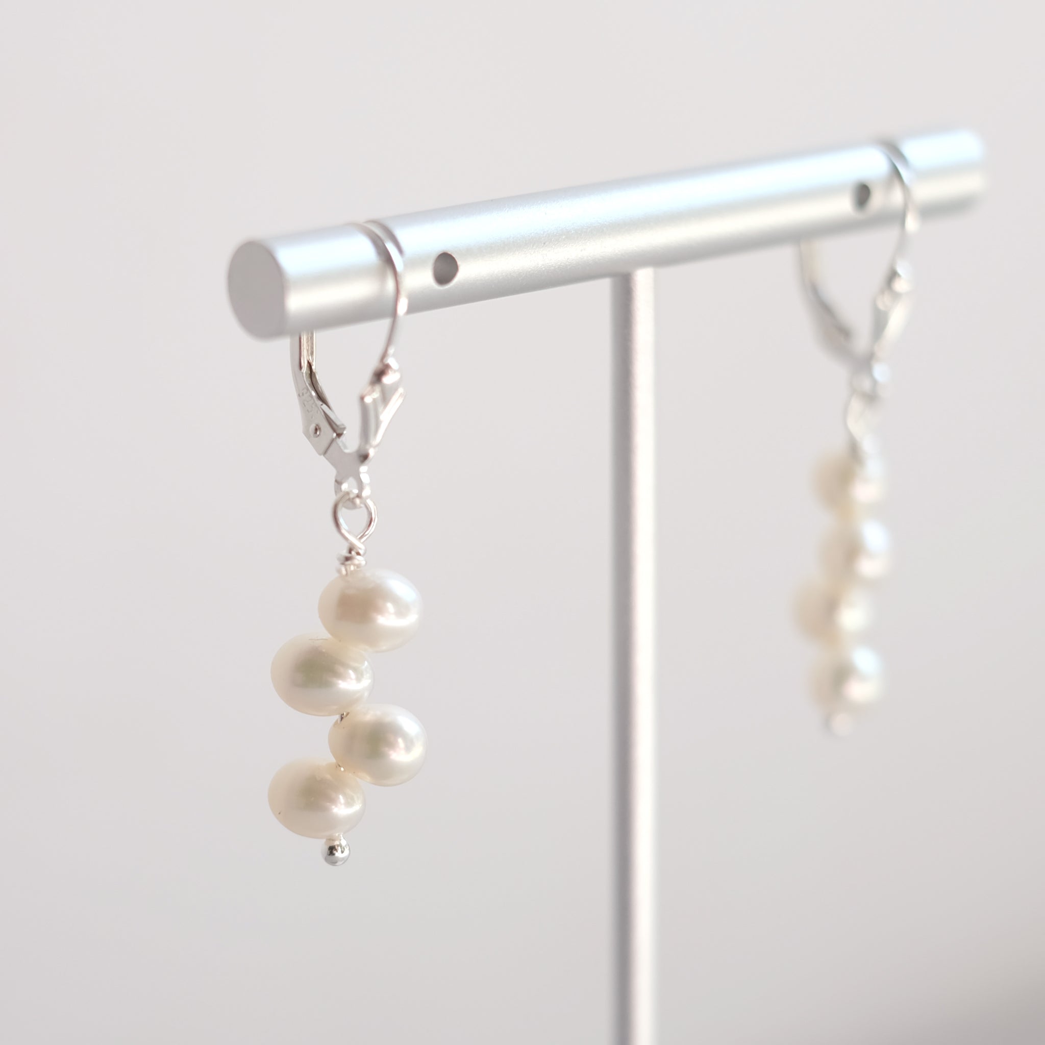 Boucles d'oreilles quatre perles d'eau douce crème