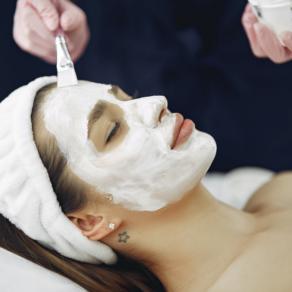 Soin visage, pied et main pour 1 personne - Esthétique M