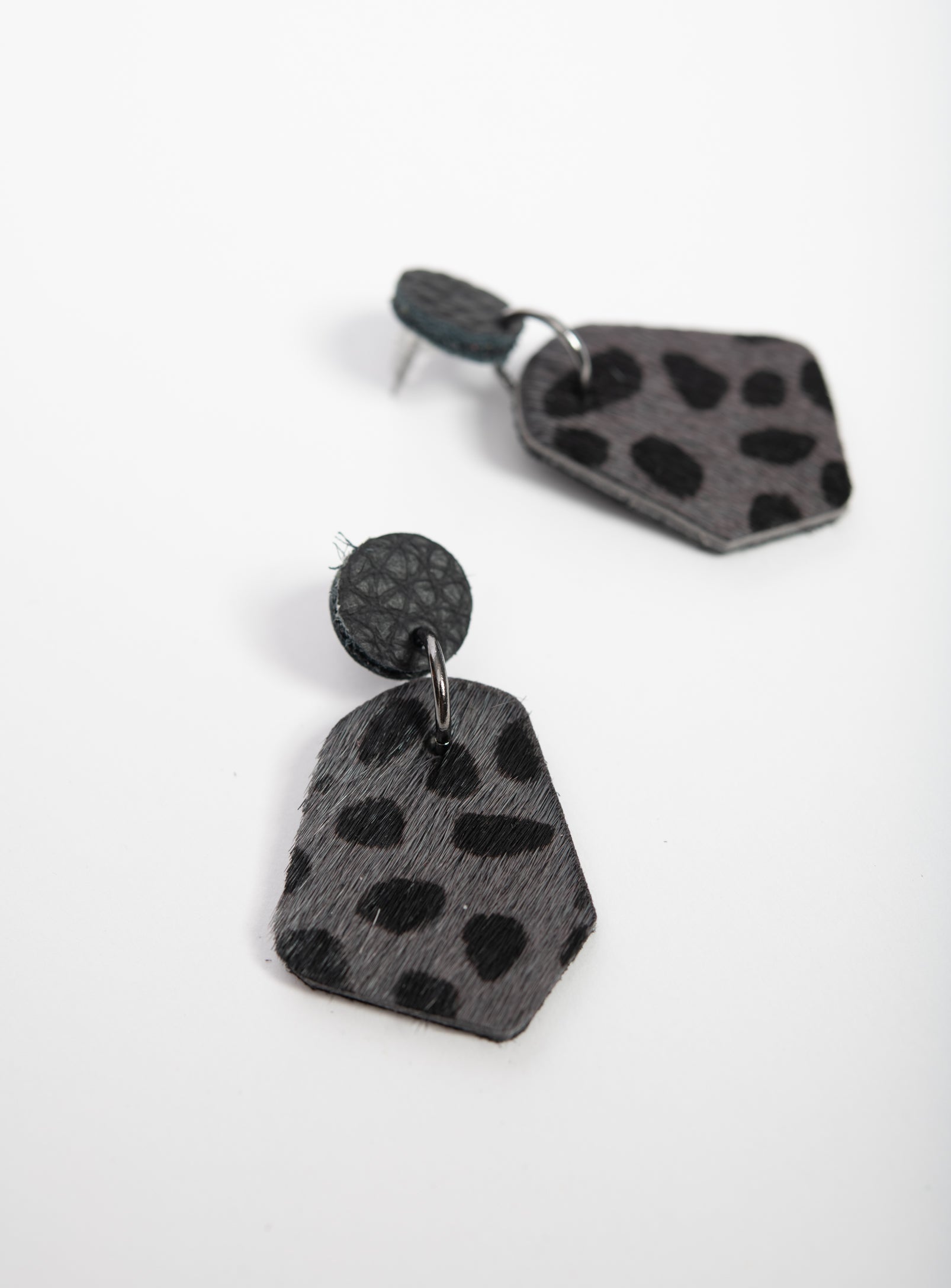 Granges boucles d'oreilles géométriques en cuir modèle DÉLIMA