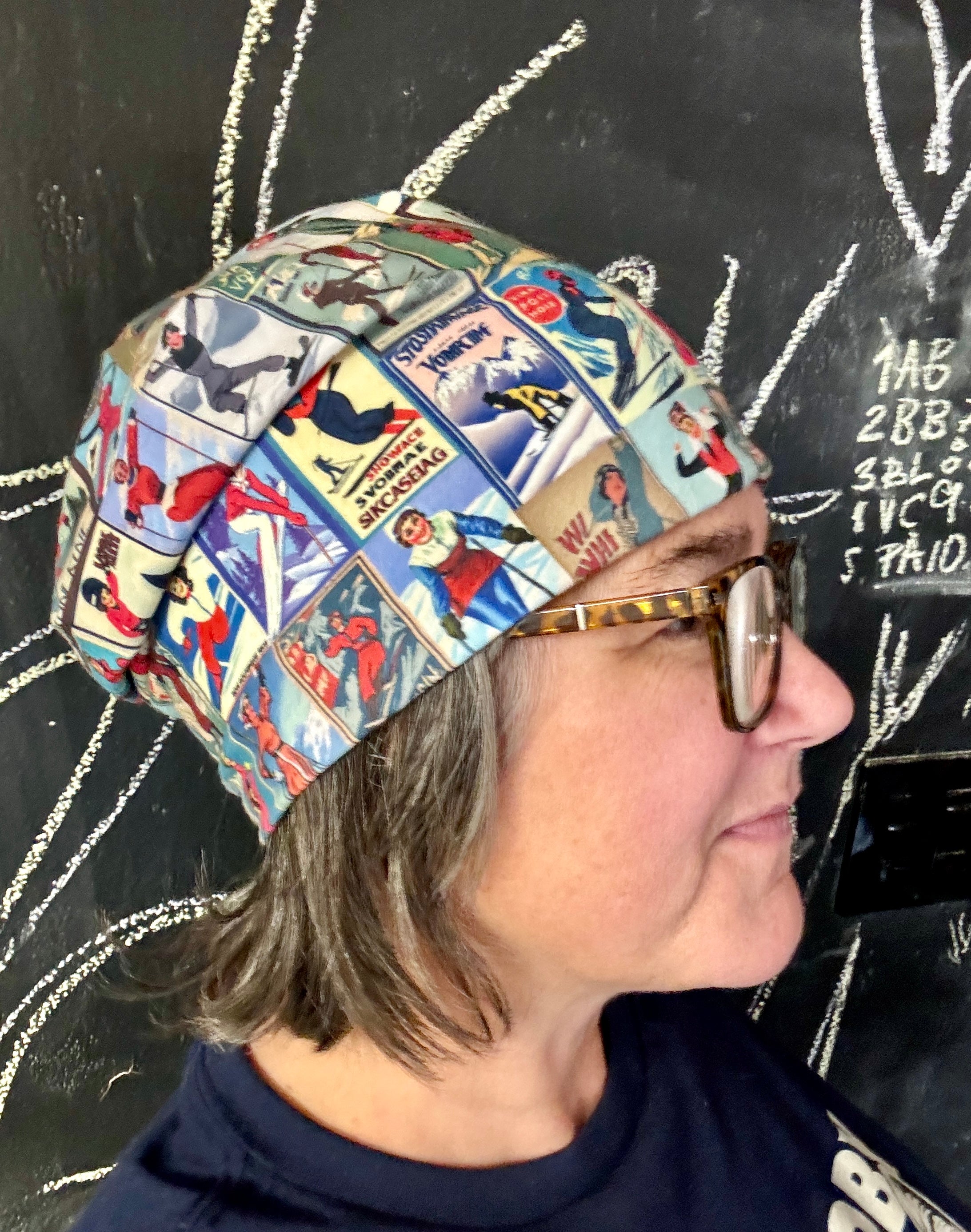 Bonnet avec art vintage unique en collage de ski pour femmes rouge