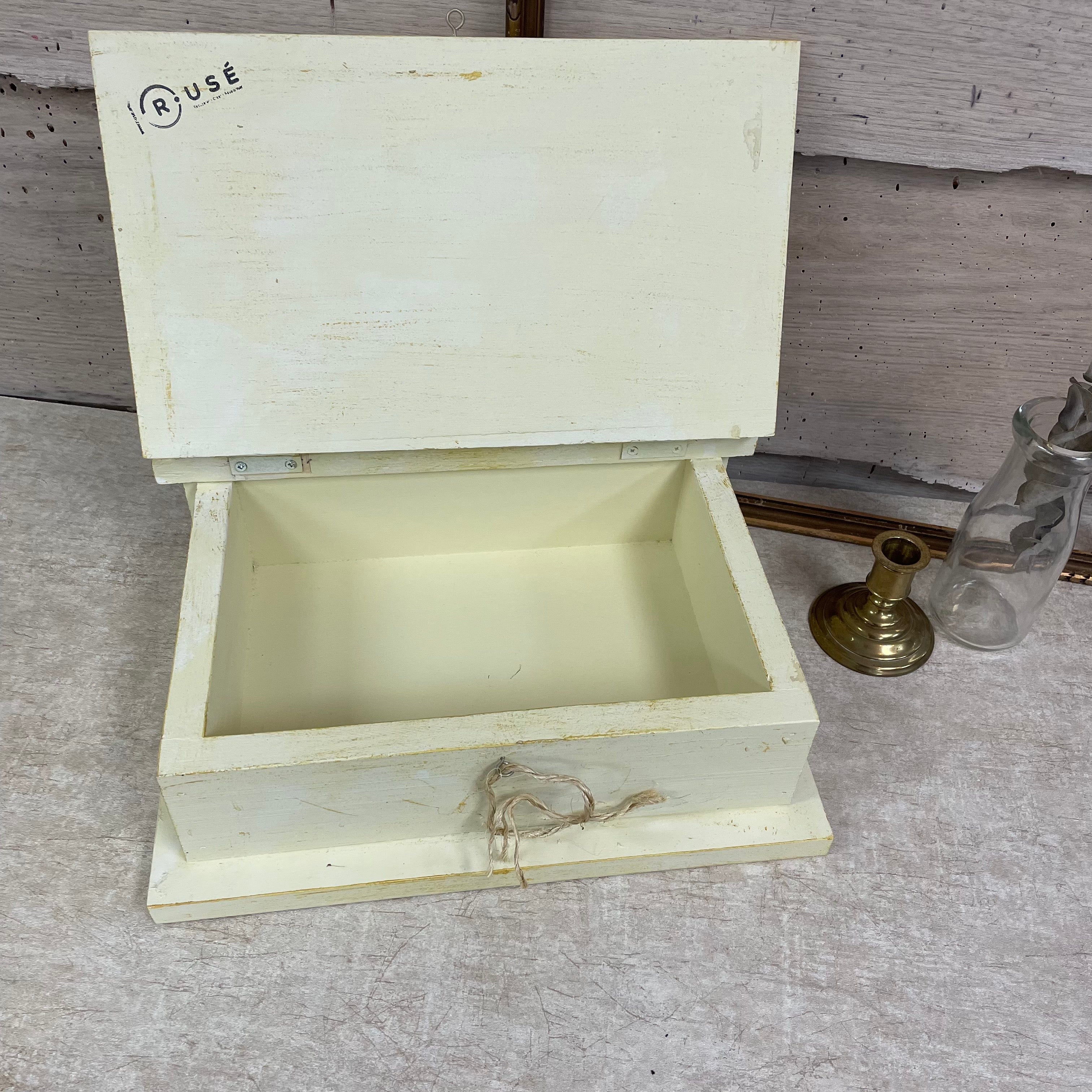 Petit coffre en bois (modèle livre blanc)