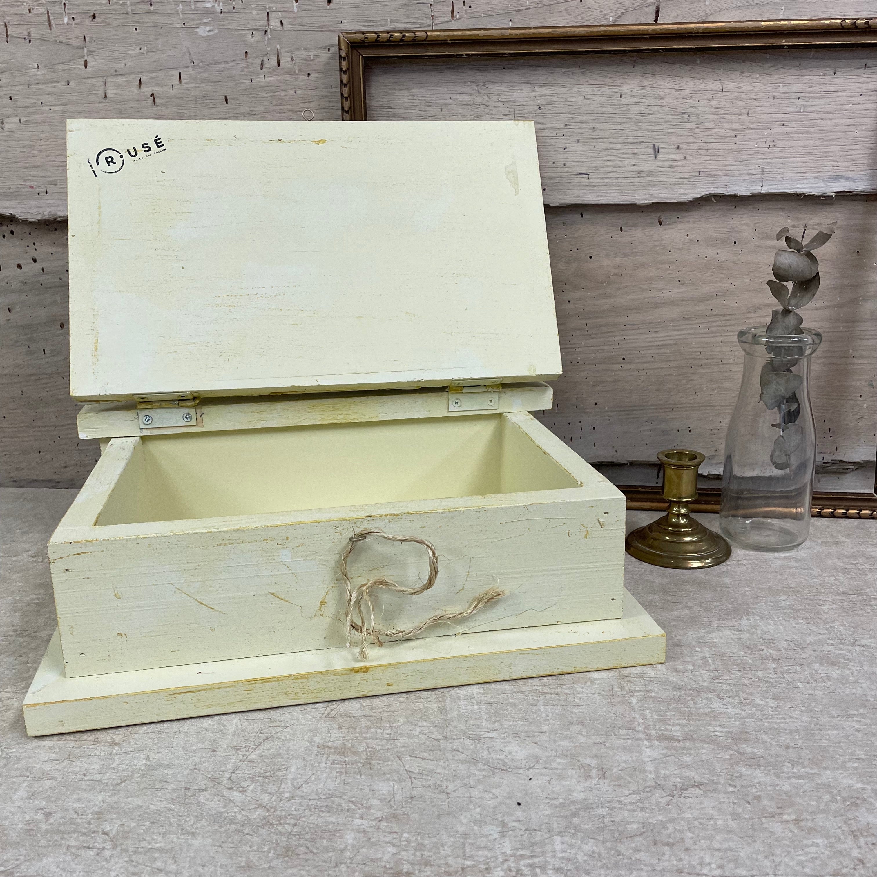 Petit coffre en bois (modèle livre blanc)