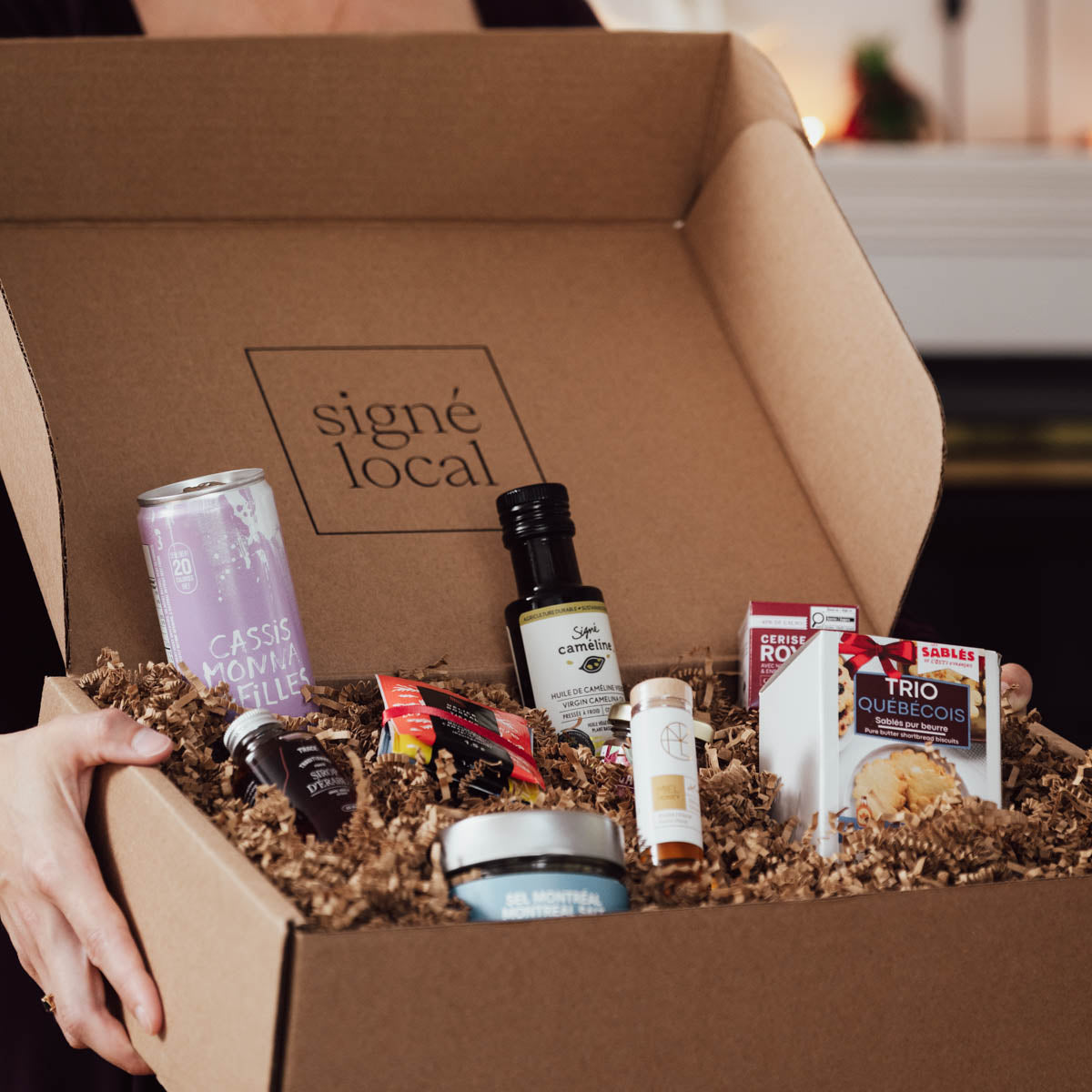 Coffret Découverte du Québec Signé Local ouvert : eau de cassis Cassis Monna & Filles, huile de caméline, mini sirop d'érable TRACE, cerise royale, sablés Trio Québécois et sel de Montréal