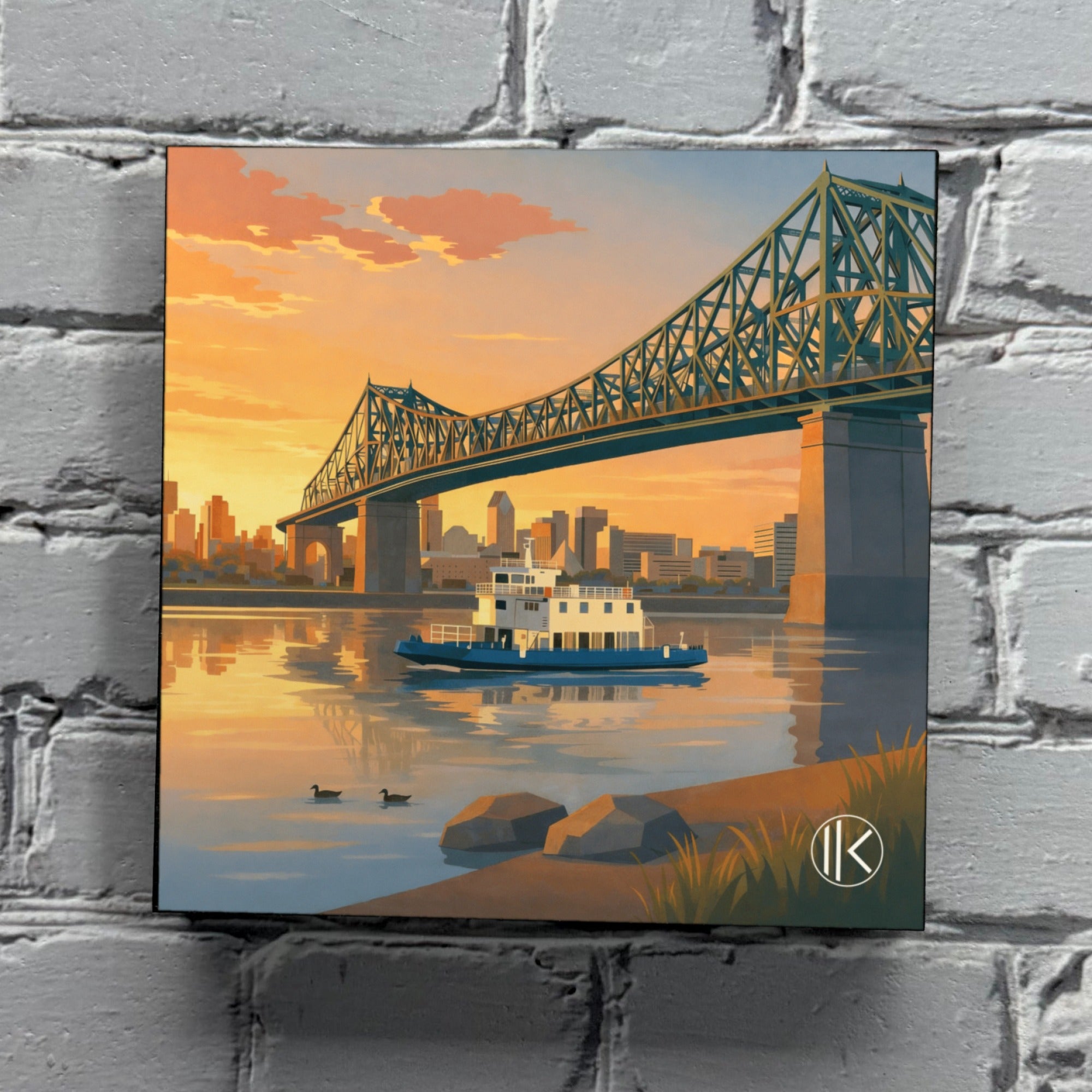 Ikon en bois « Pont Jacques Cartier » de Fabrik Nordik accroché à un mur de brique blanche, montrant l'épaisseur du bloc de bois