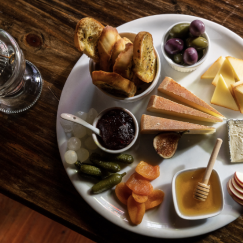 Cocktail et assiette à partager pour 2 personnes - Bootlegger, L'Authentique