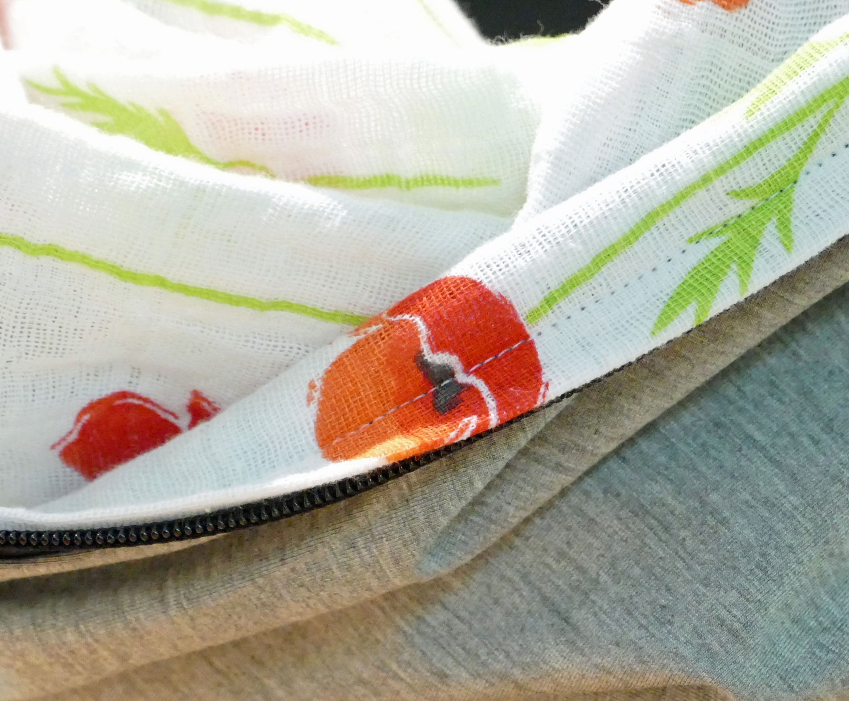 Foulard infini blanc aux motifs de fleurs rouges