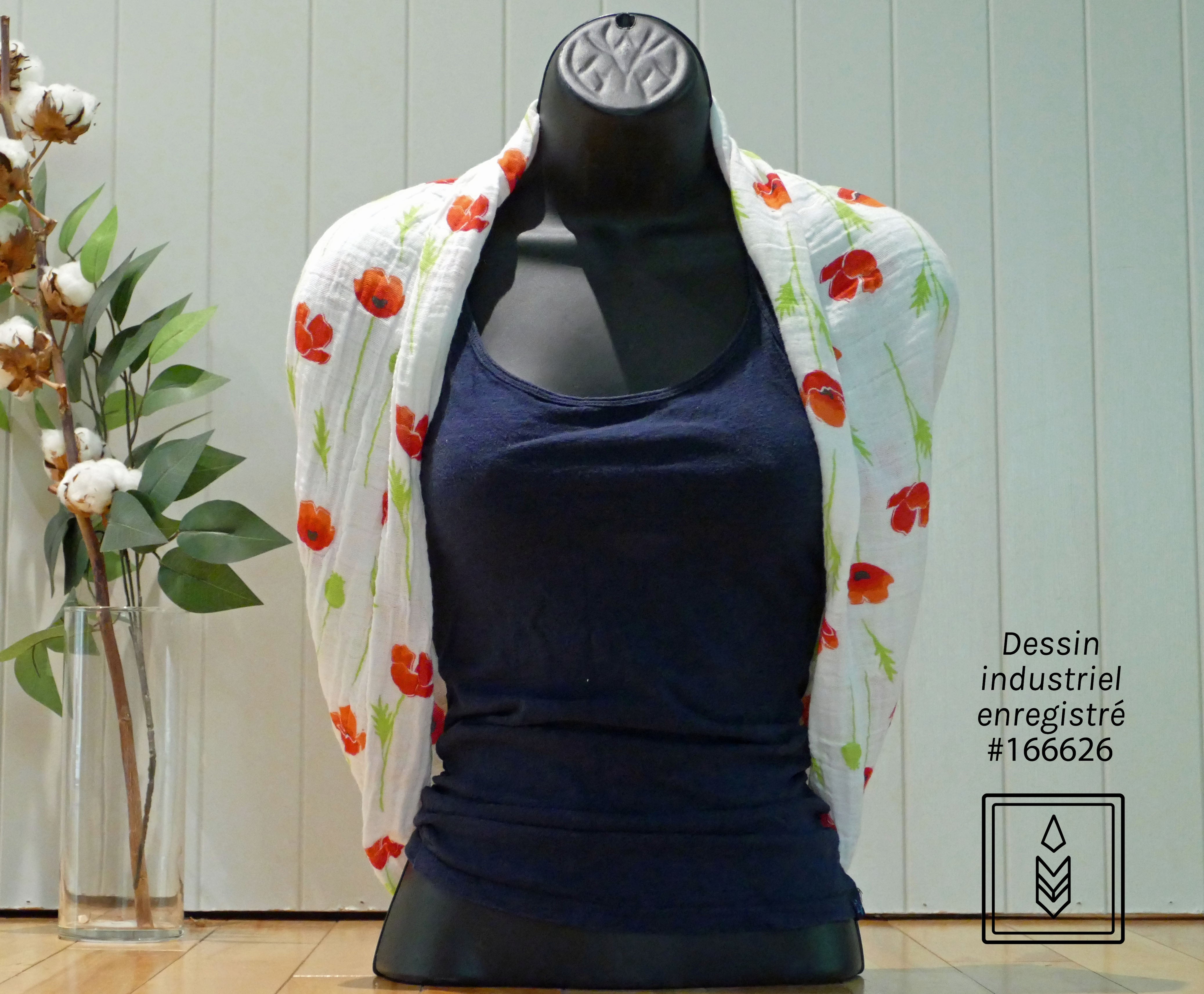 Foulard infini blanc aux motifs de fleurs rouges