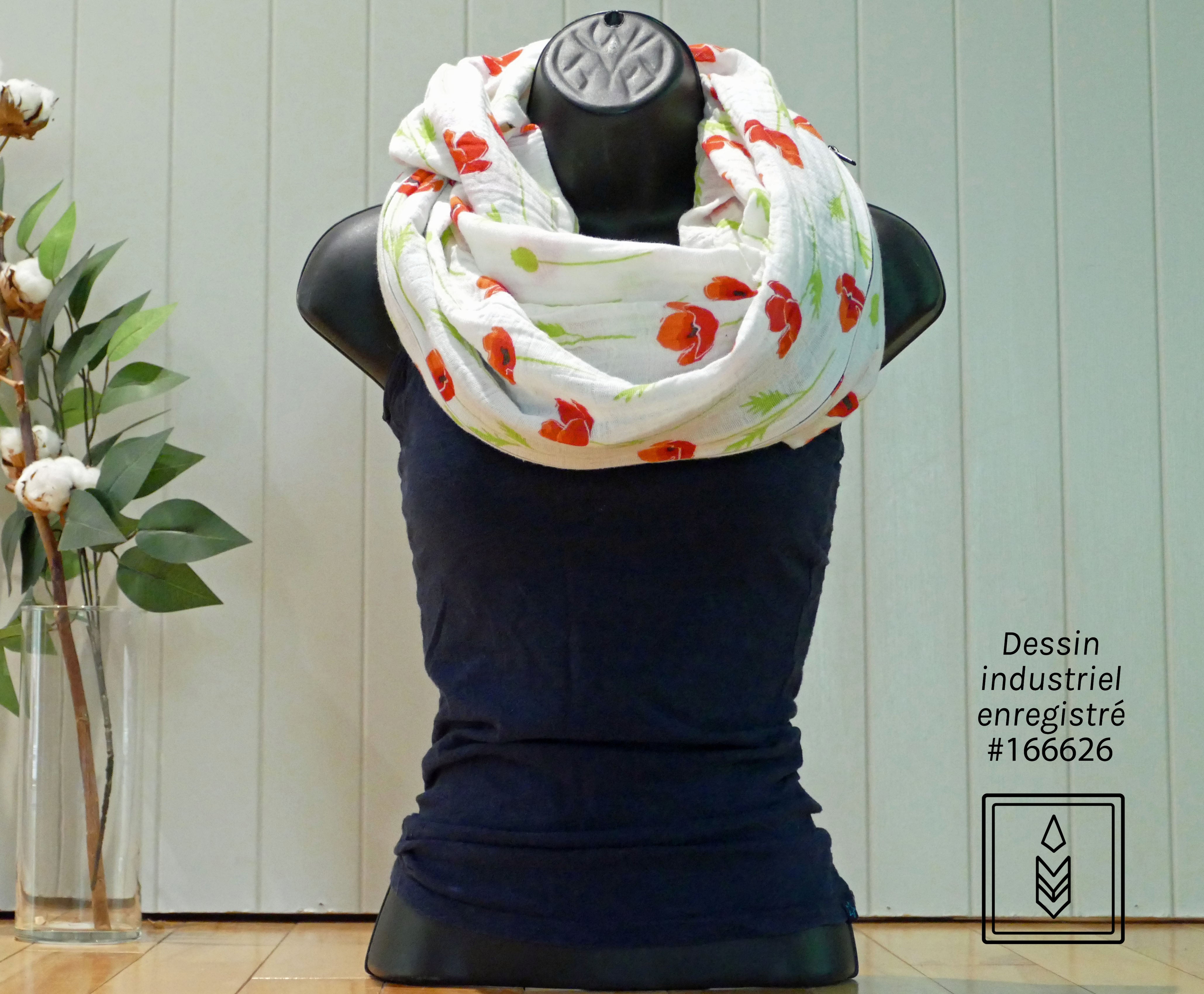 Foulard infini blanc aux motifs de fleurs rouges
