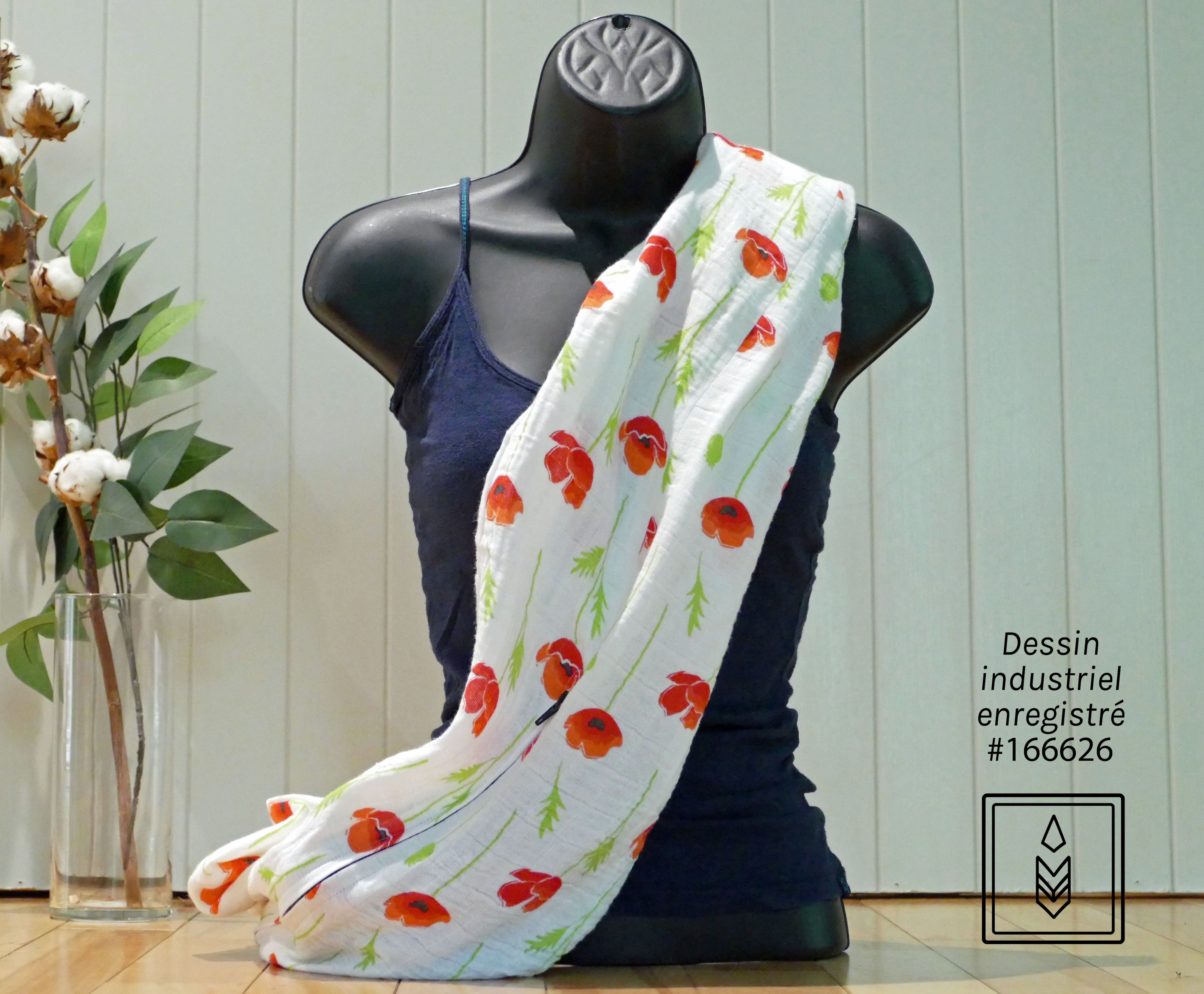 Foulard infini blanc aux motifs de fleurs rouges
