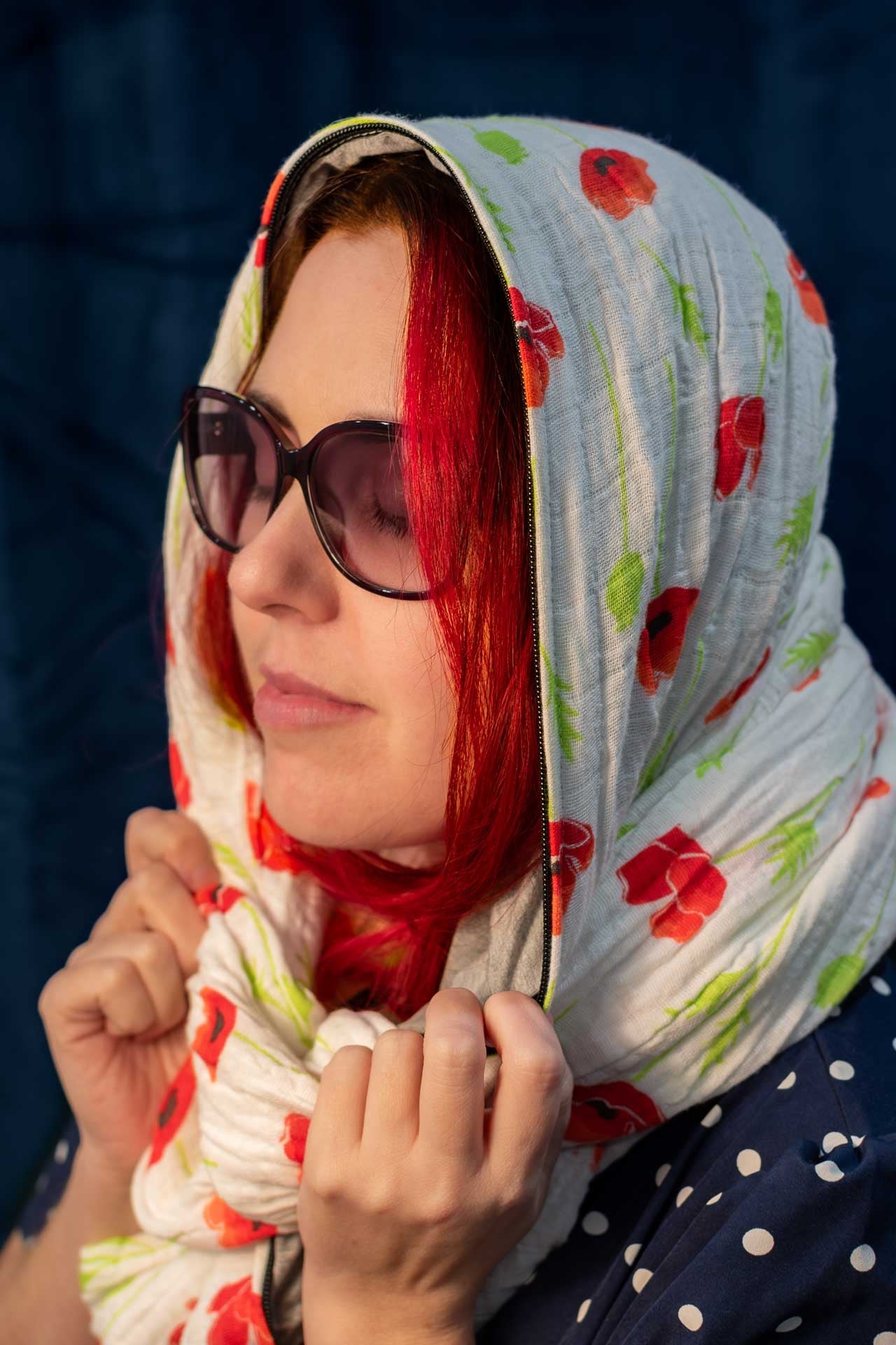 Foulard infini blanc aux motifs de fleurs rouges