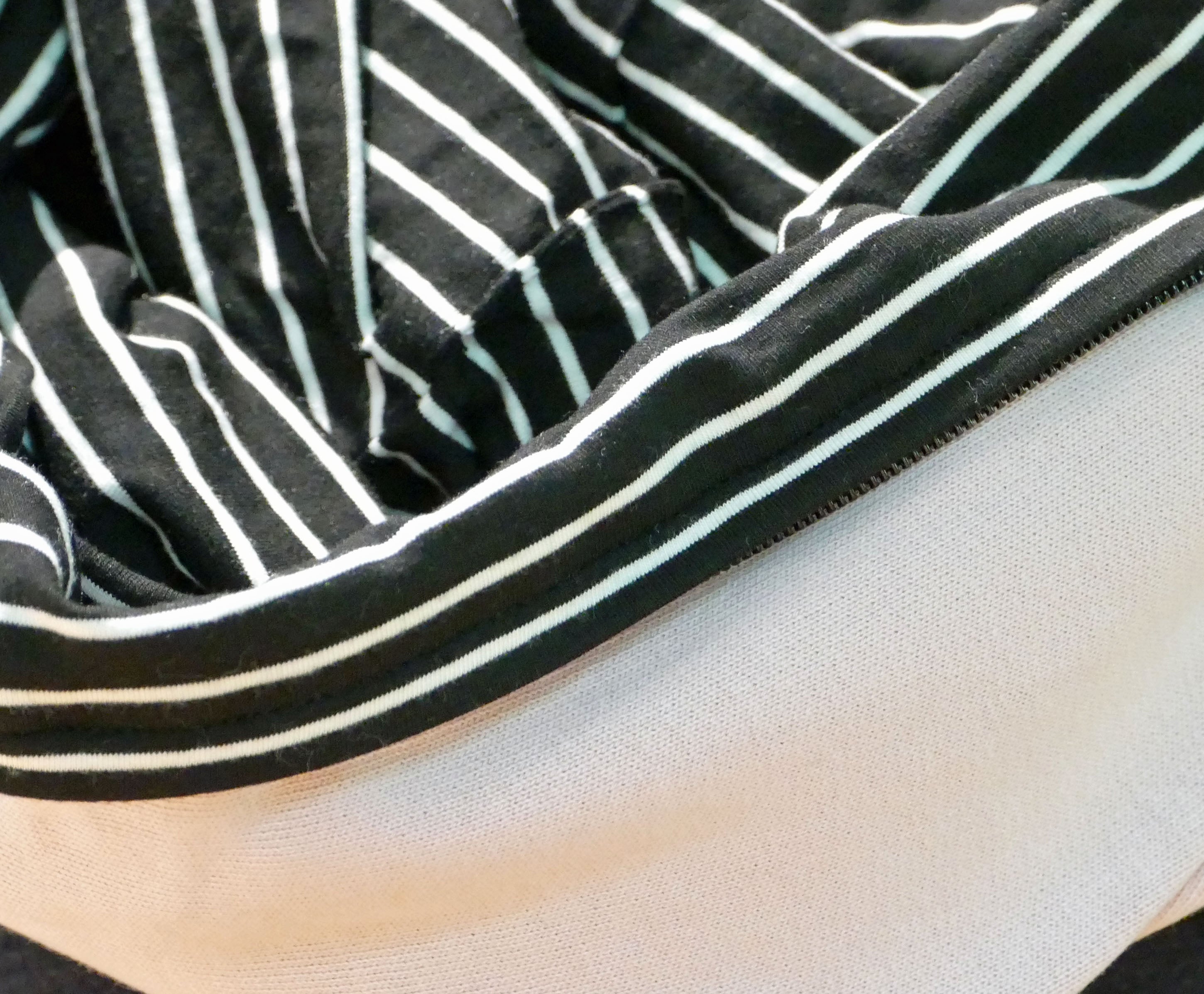 Foulard infini en bambou noir rayé blanc