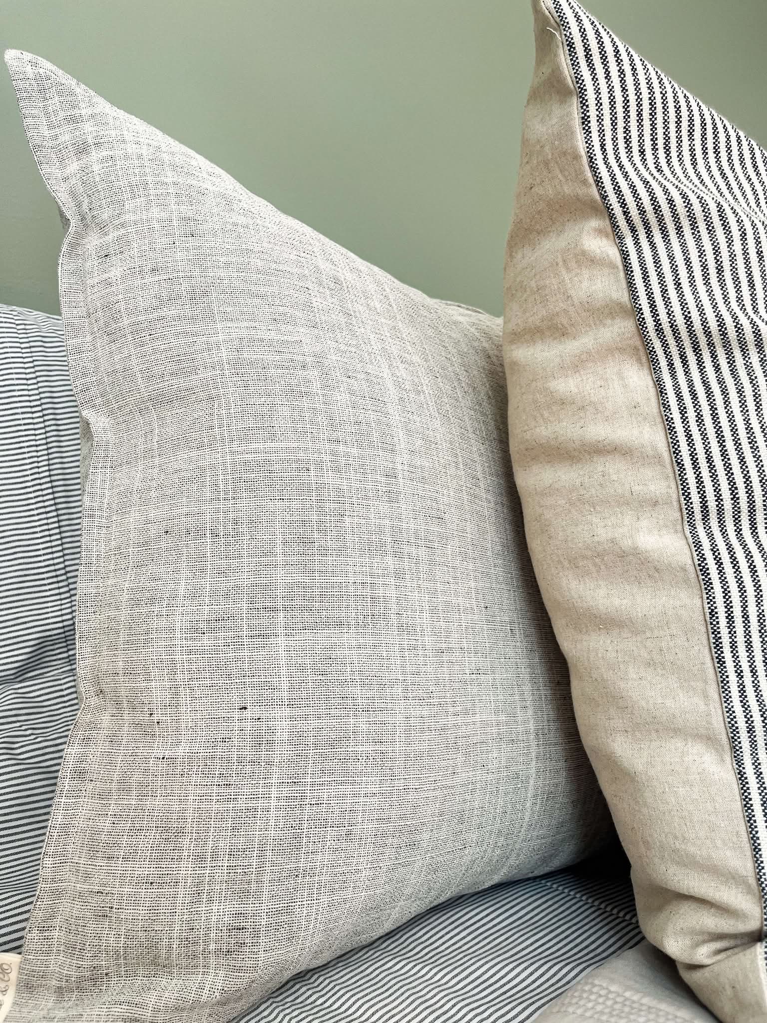 Housse de coussin Lina | Tissage fin neutral avec "brides"
