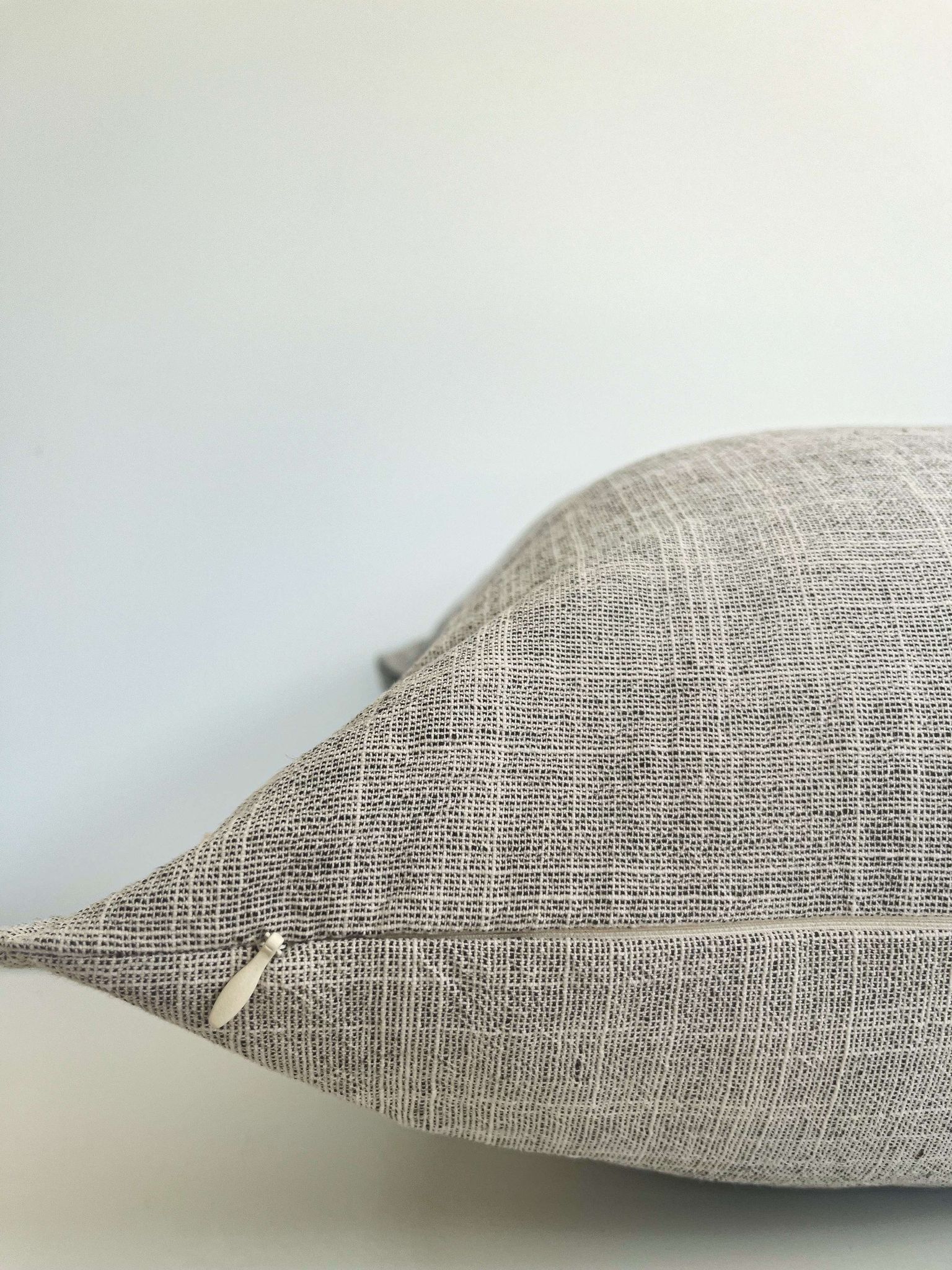 Housse de coussin Lina | Tissage fin neutral avec "brides"