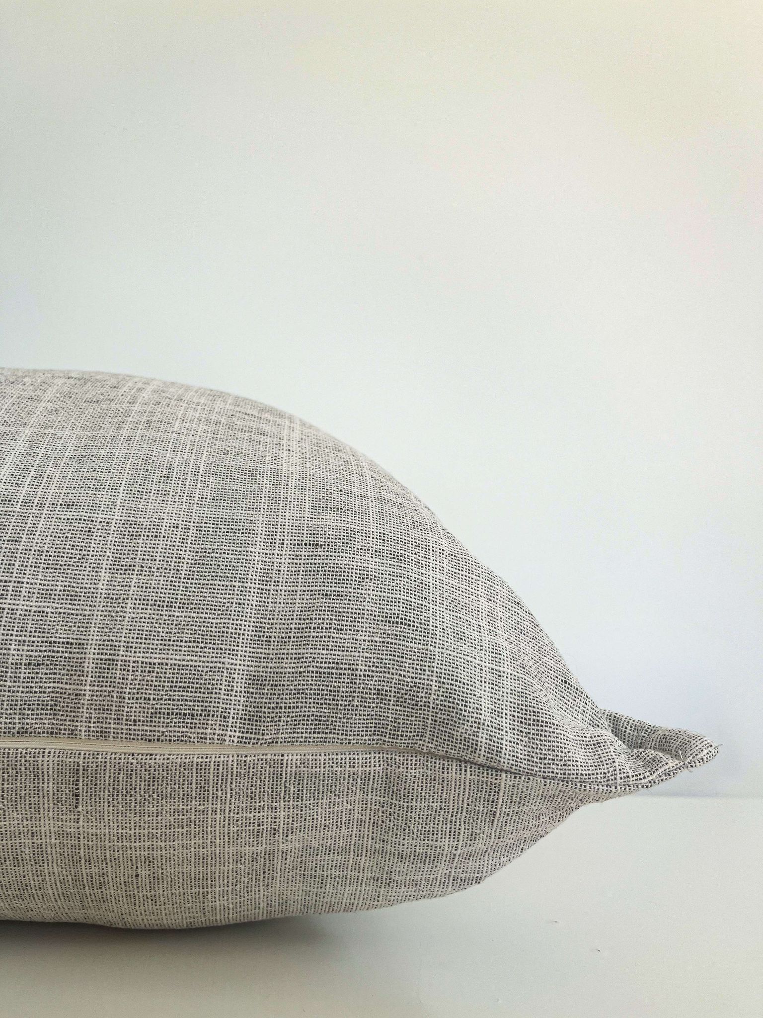 Housse de coussin Lina | Tissage fin neutral avec "brides"