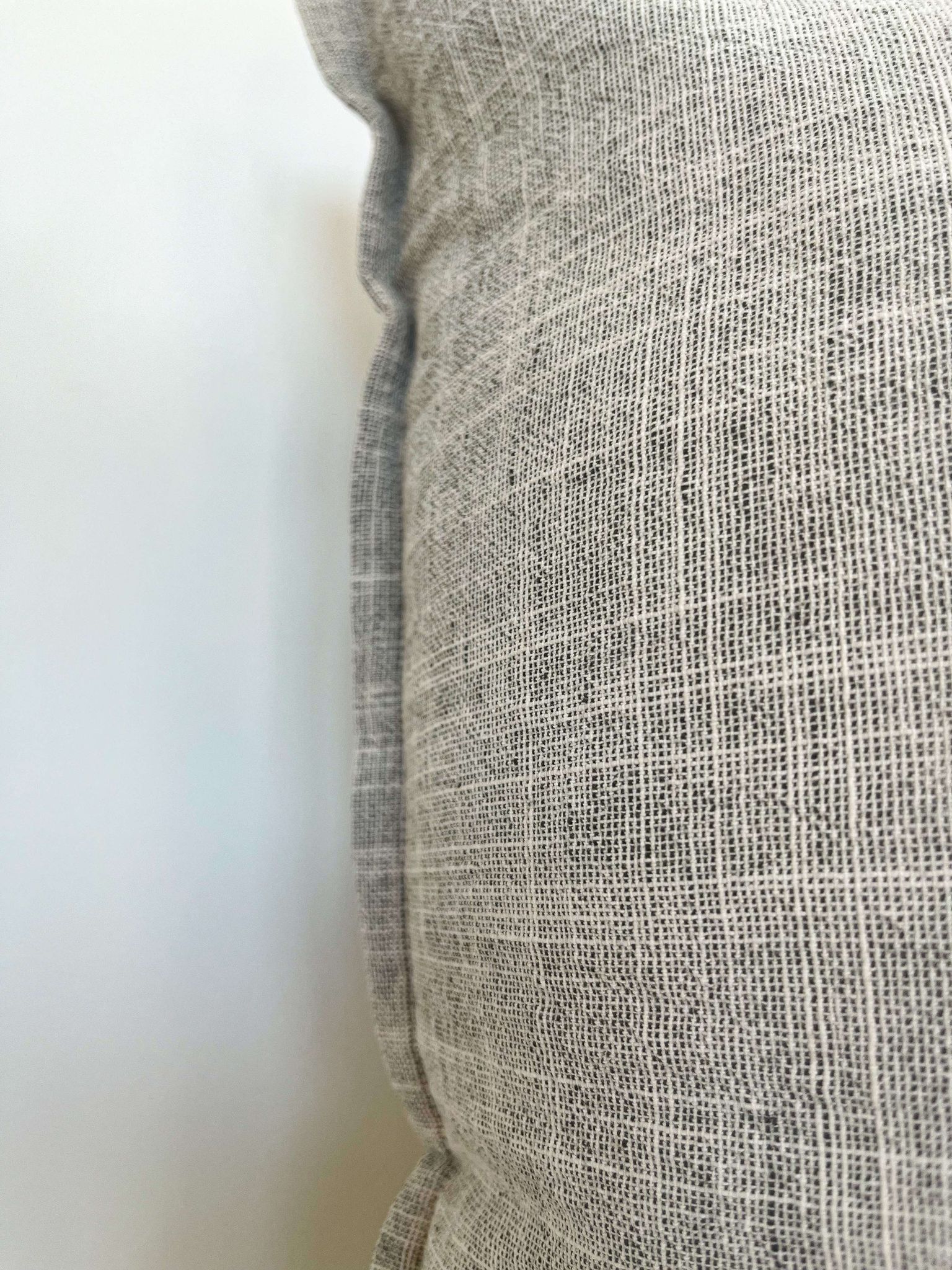 Housse de coussin Lina | Tissage fin neutral avec "brides"