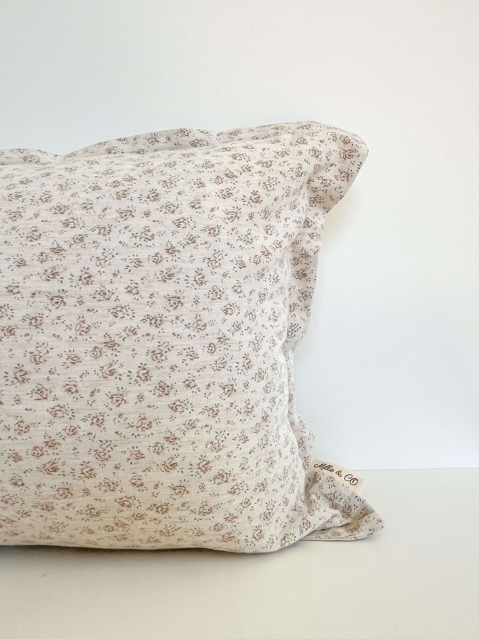 Housse de coussin Solène | Motif floral estompé couleur marron