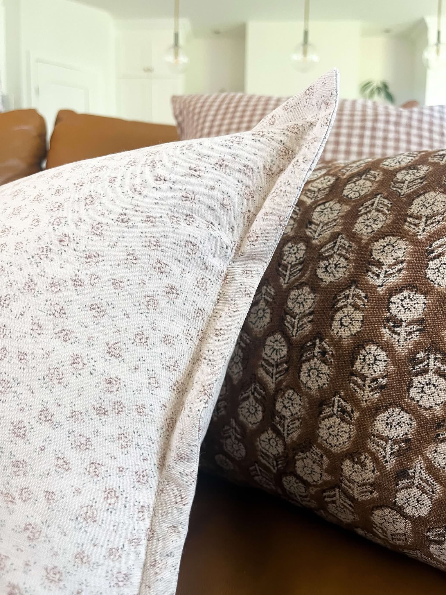 Housse de coussin Solène | Motif floral estompé couleur marron