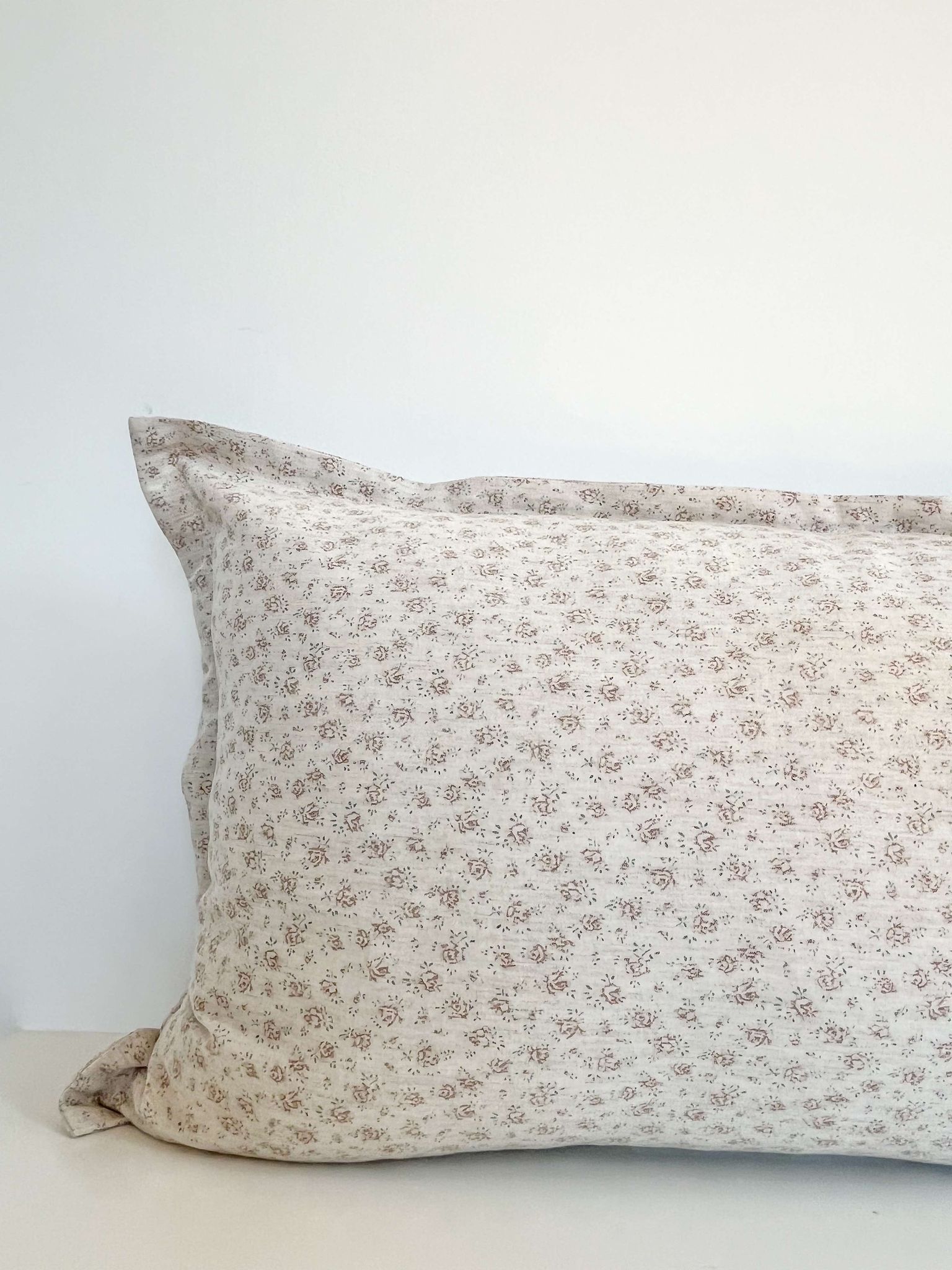 Housse de coussin Solène | Motif floral estompé couleur marron