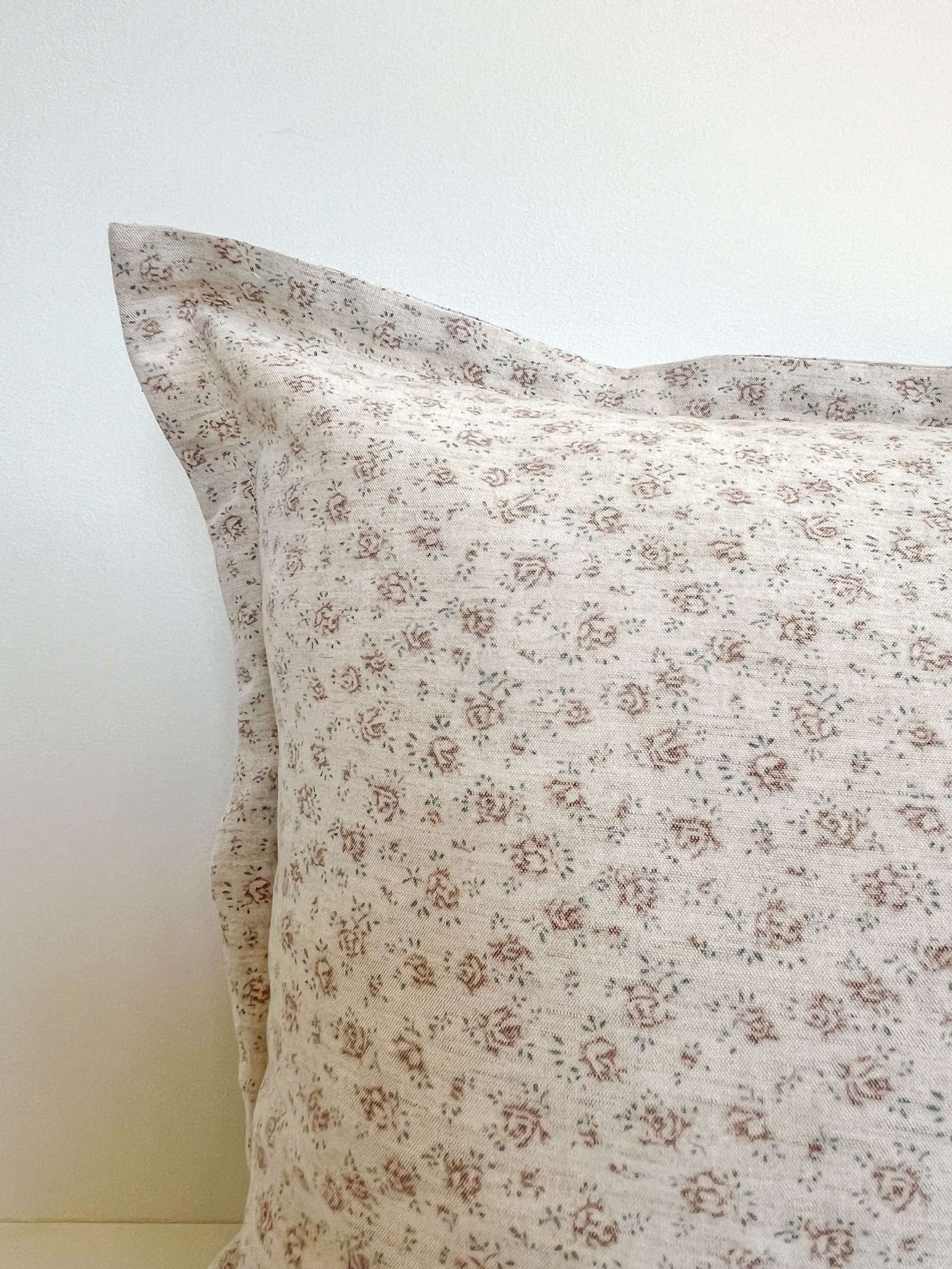 Housse de coussin Solène | Motif floral estompé couleur marron