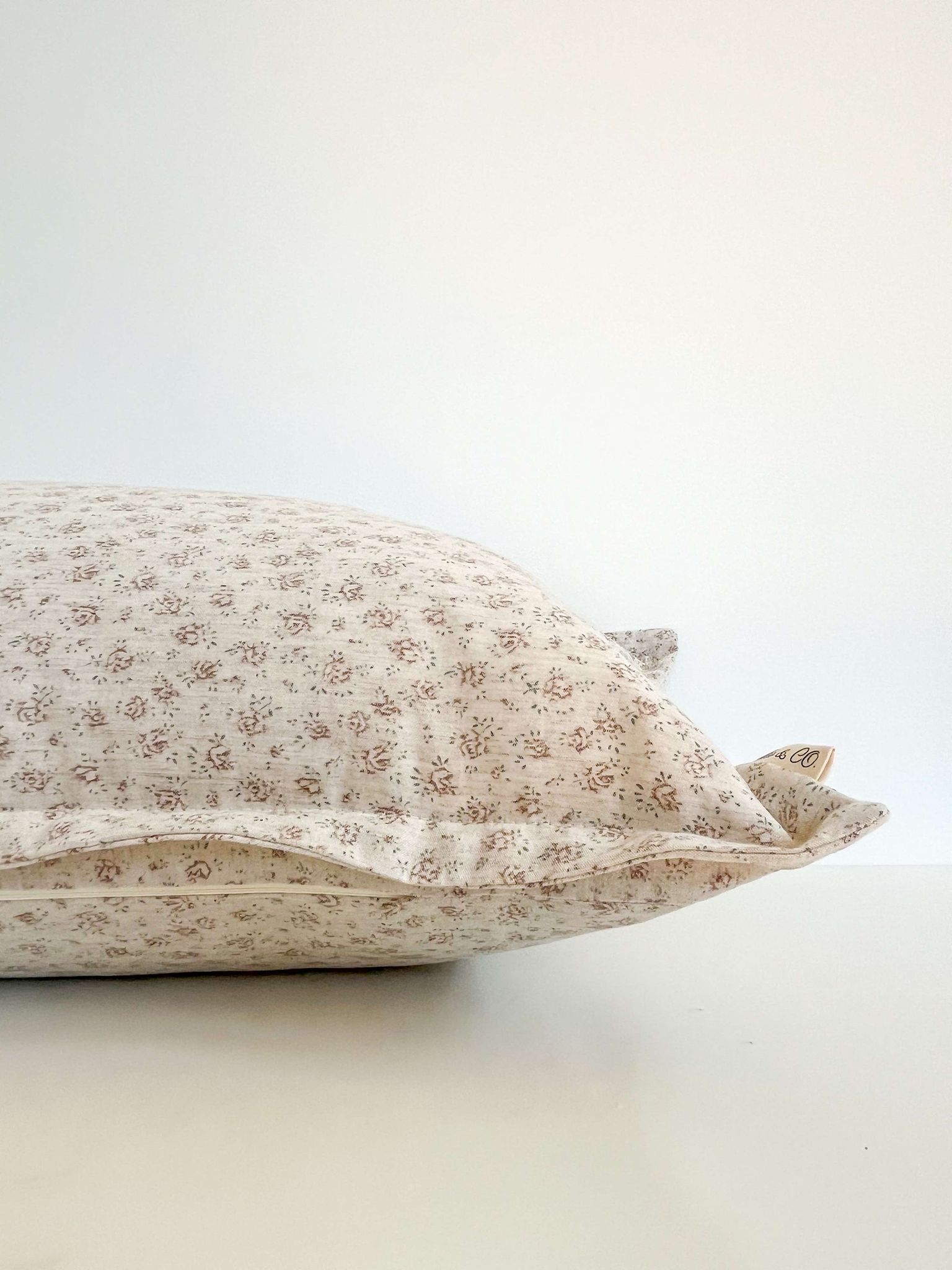 Housse de coussin Solène | Motif floral estompé couleur marron