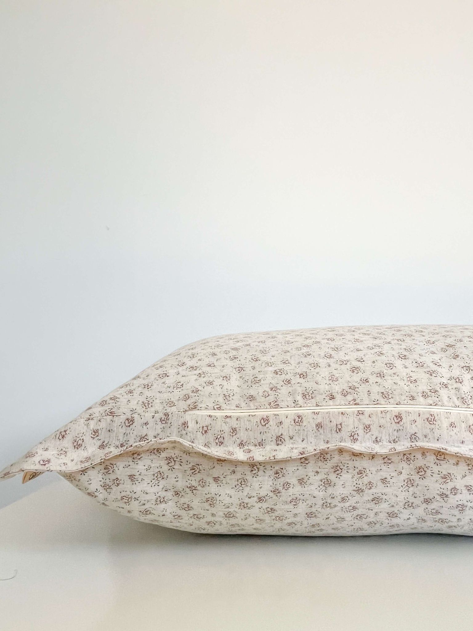 Housse de coussin Solène | Motif floral estompé couleur marron