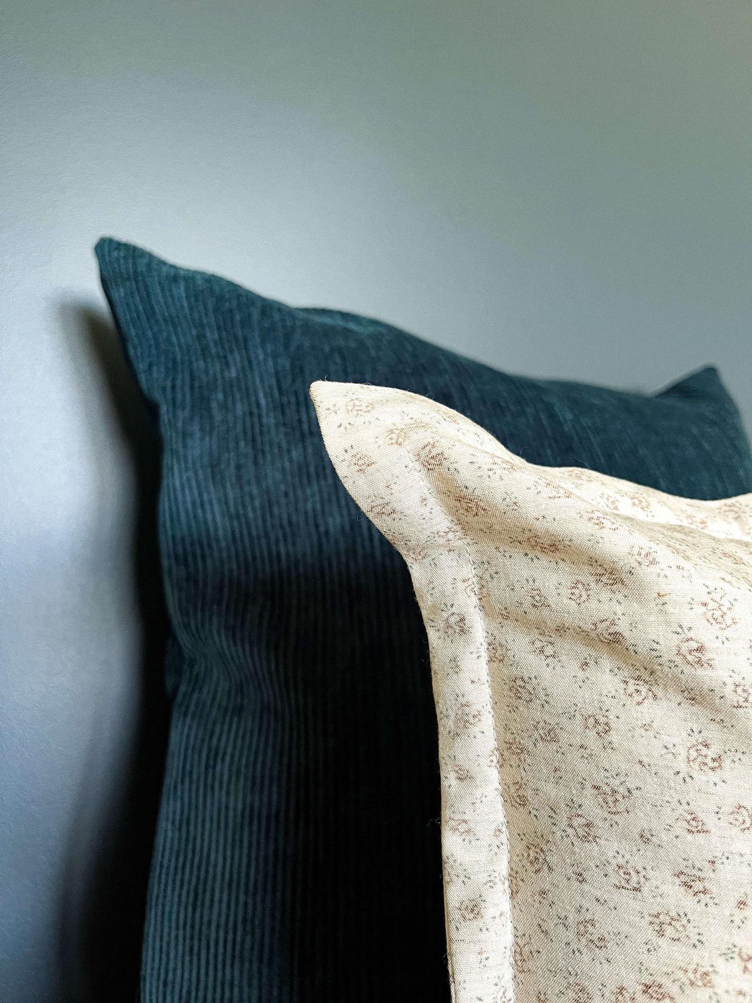 Housse de coussin Solène | Motif floral estompé couleur marron