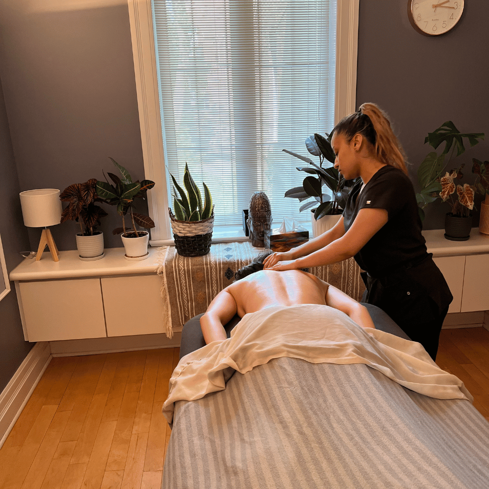 Massage aux pierres chaudes pour 1 personne - Yolo Spa
