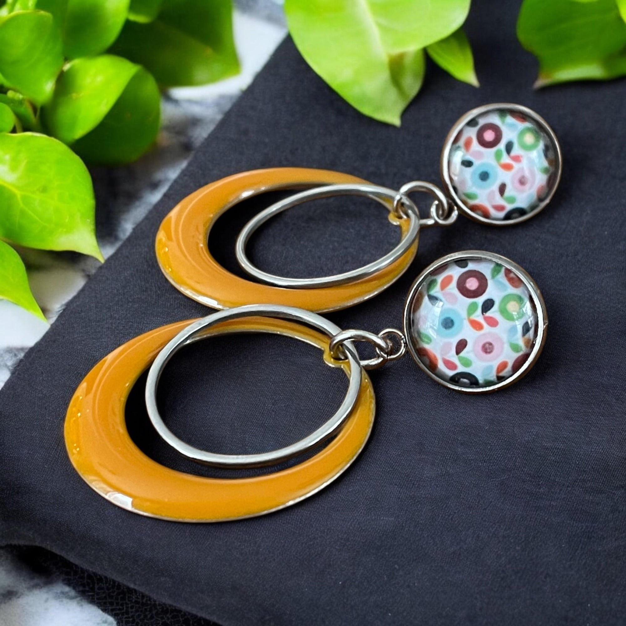 Boucles anneaux , cabochon et résine ocre - M Fantaisies Bijoux Artisanaux