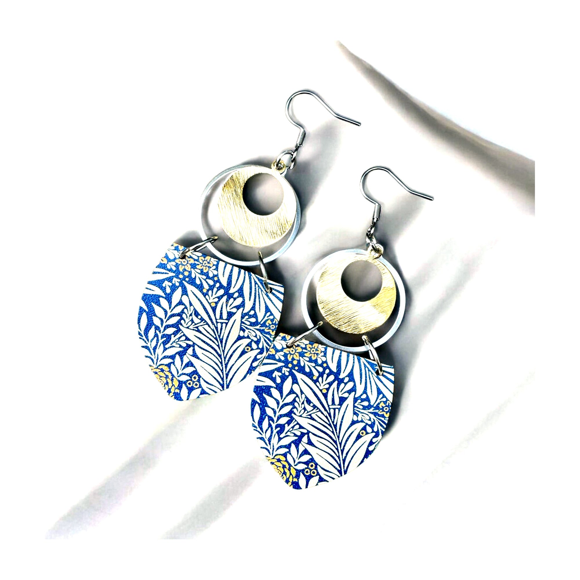 Boucles Bohèmes or et feuillage bleu - M Fantaisies Bijoux Artisanaux