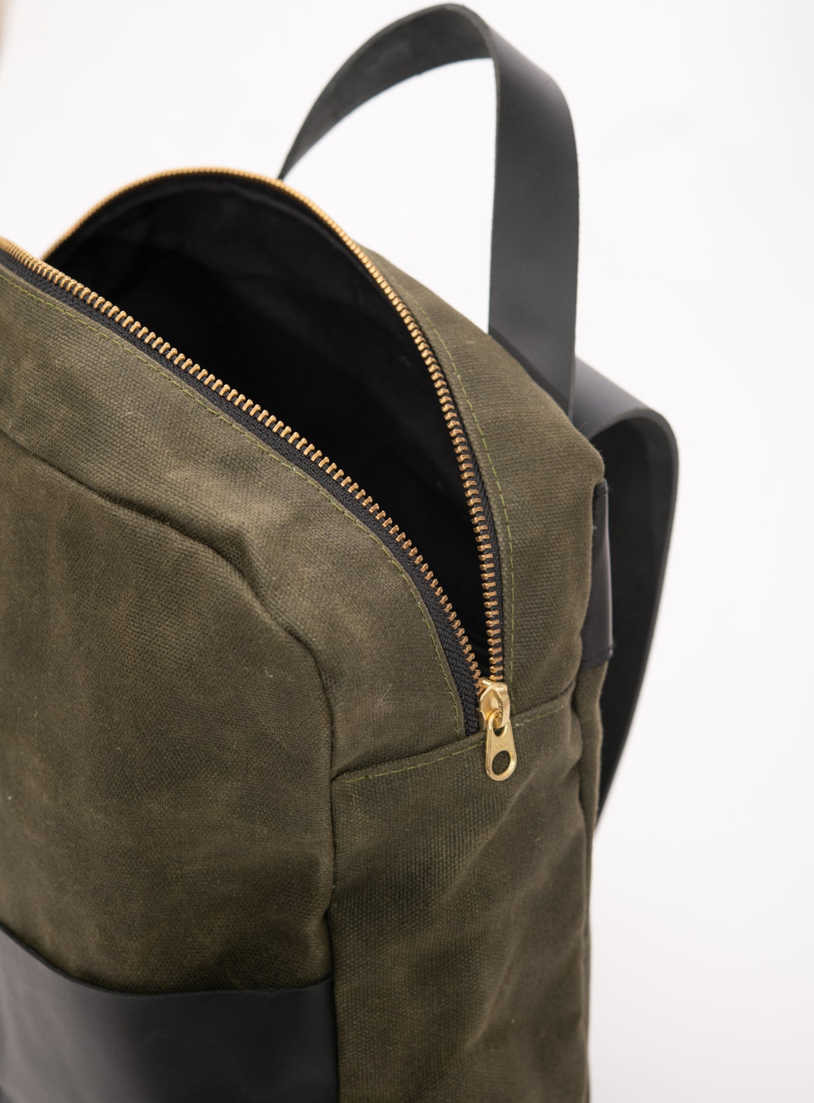 Sac à dos en cuir et coton ciré modèle GILFORD