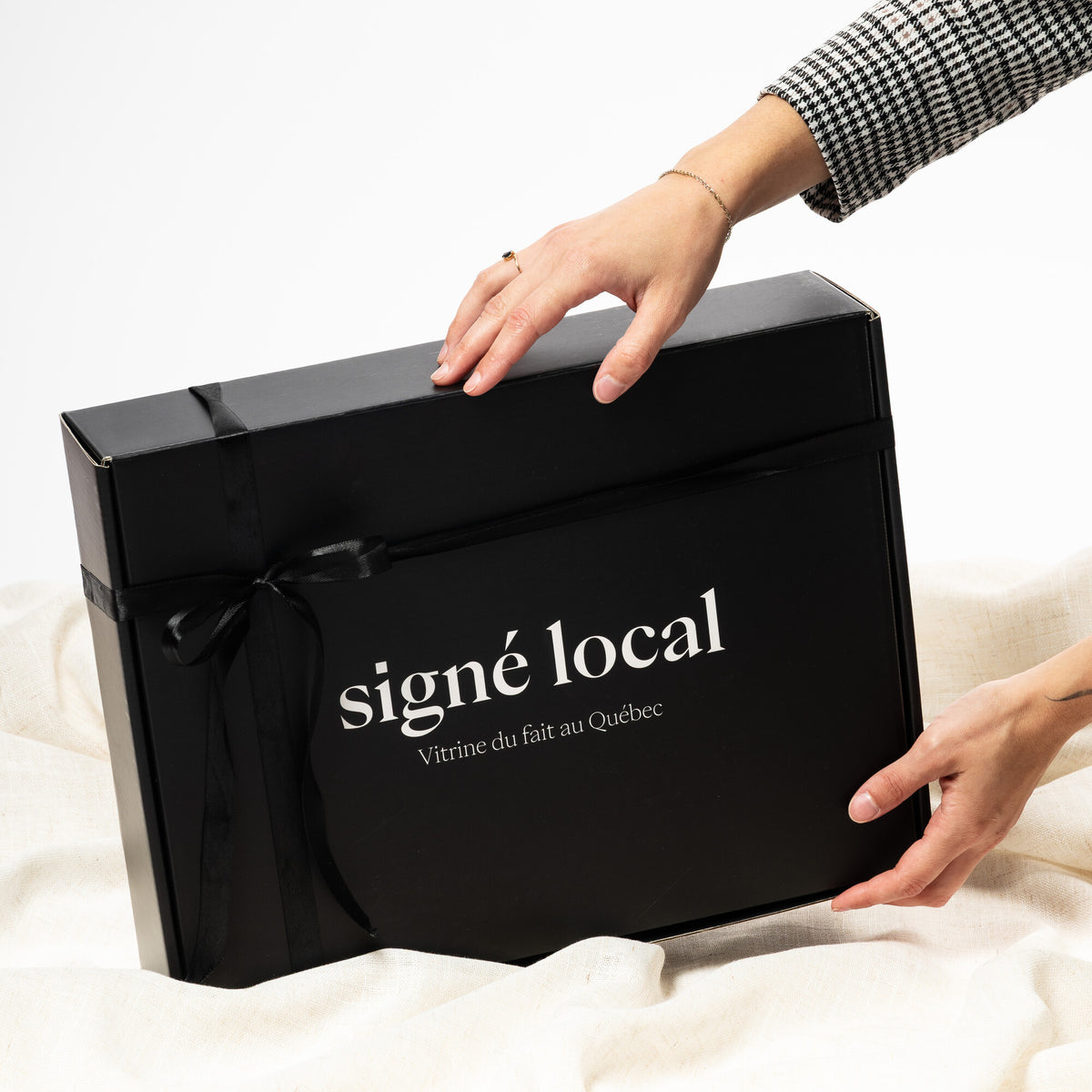 Boîte cadeau Signé Local, édition de luxe : boîte noire fermée d'un ruban noir