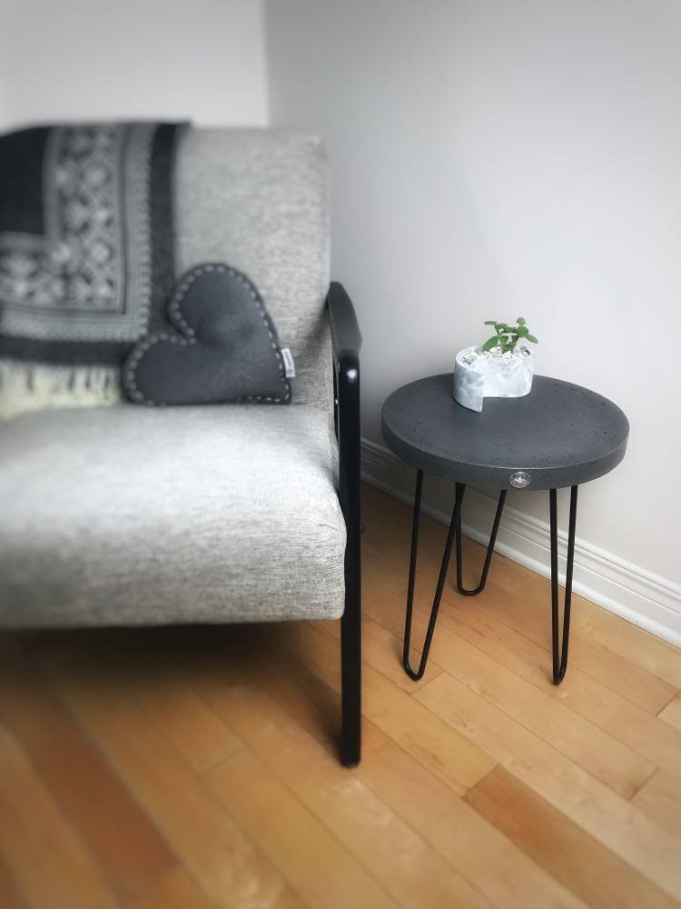 Table d'appoint en beton avec pattes en epingle