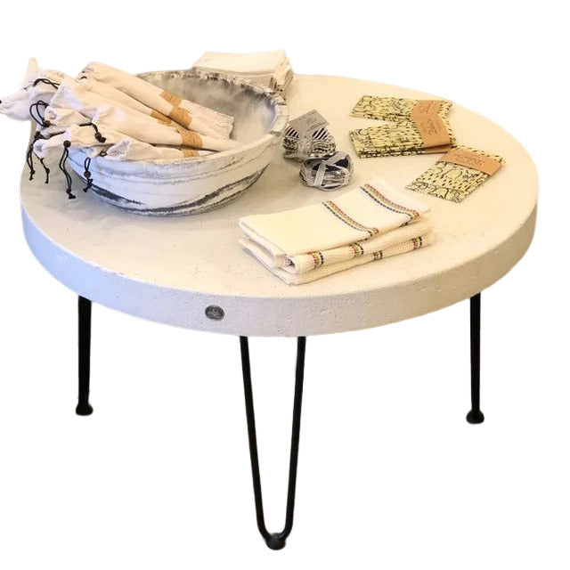 Table ronde en béton avec pattes en épingles