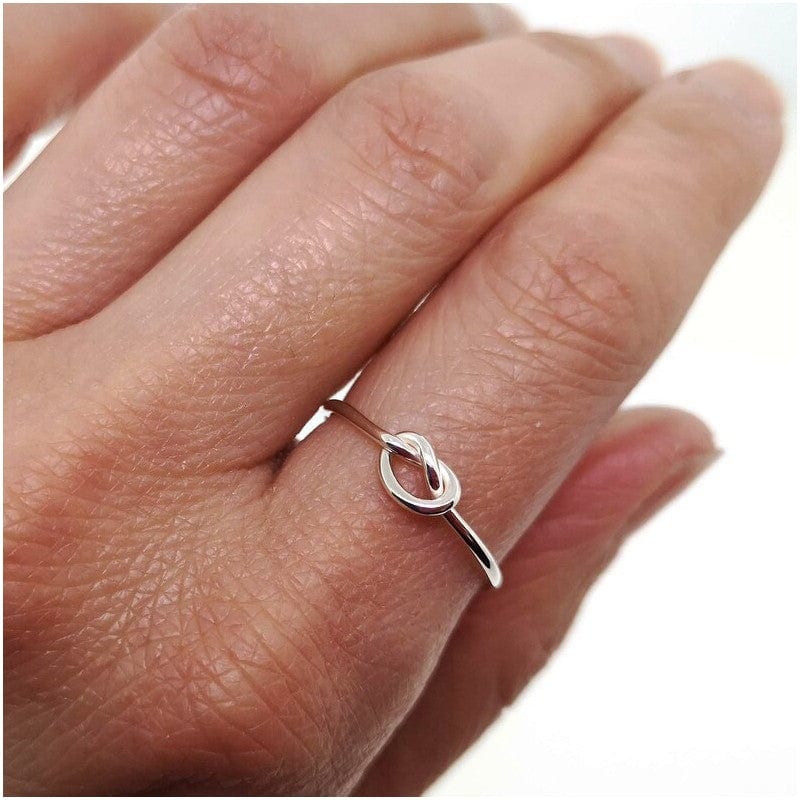 Simple knot ring