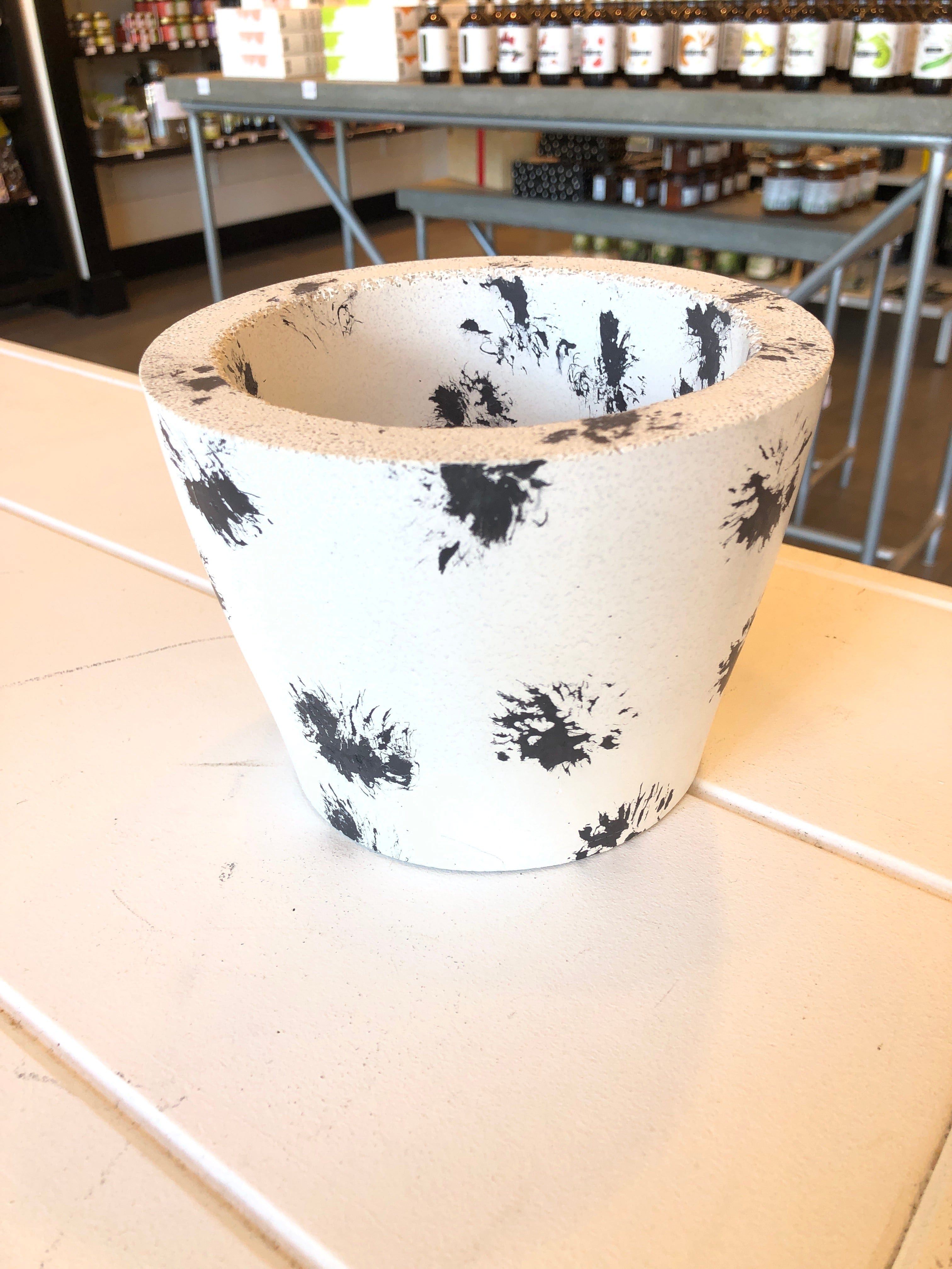 Cache pot en béton par LamEric Design vendu par SignéLocal.com